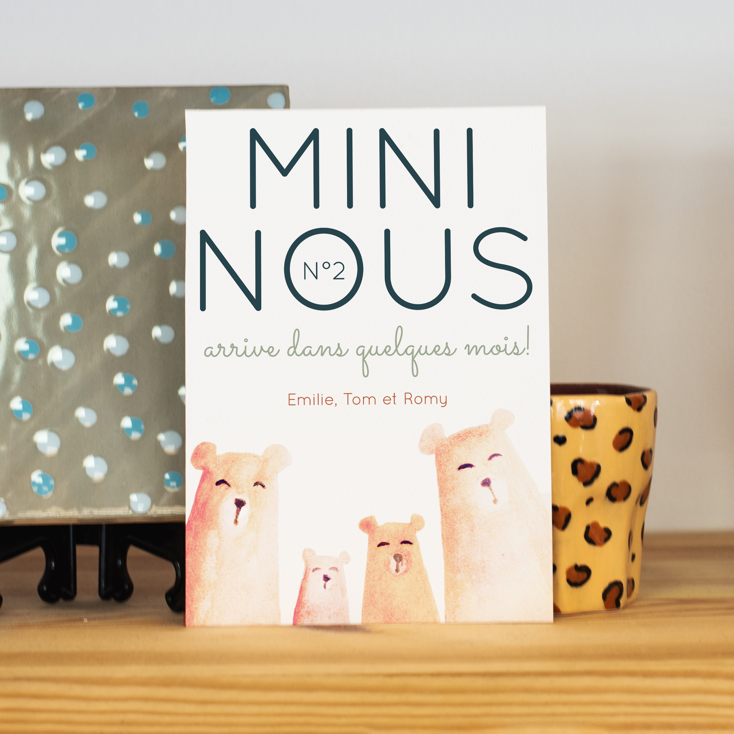 Mini Nous - Cette invitation met en scène une dominante chromatique douce, accompagnée d’une mise en page équilibrée et d’une typographie claire. Nos créateurs ont conçu un modèle premium qui associe sobriété et élégance. Nous assurons la personnalisation sur mesure : vous nous envoyez le texte, nous l’intégrons, ajustons la palette et ajoutons un logo discret. Entièrement digitale, elle atteint vos invités immédiatement. Chaque paramètre – hiérarchie, marges, contrastes – a été pensé pour garantir fluidité et raffinement. Une correspondance contemporaine, fiable et posée.