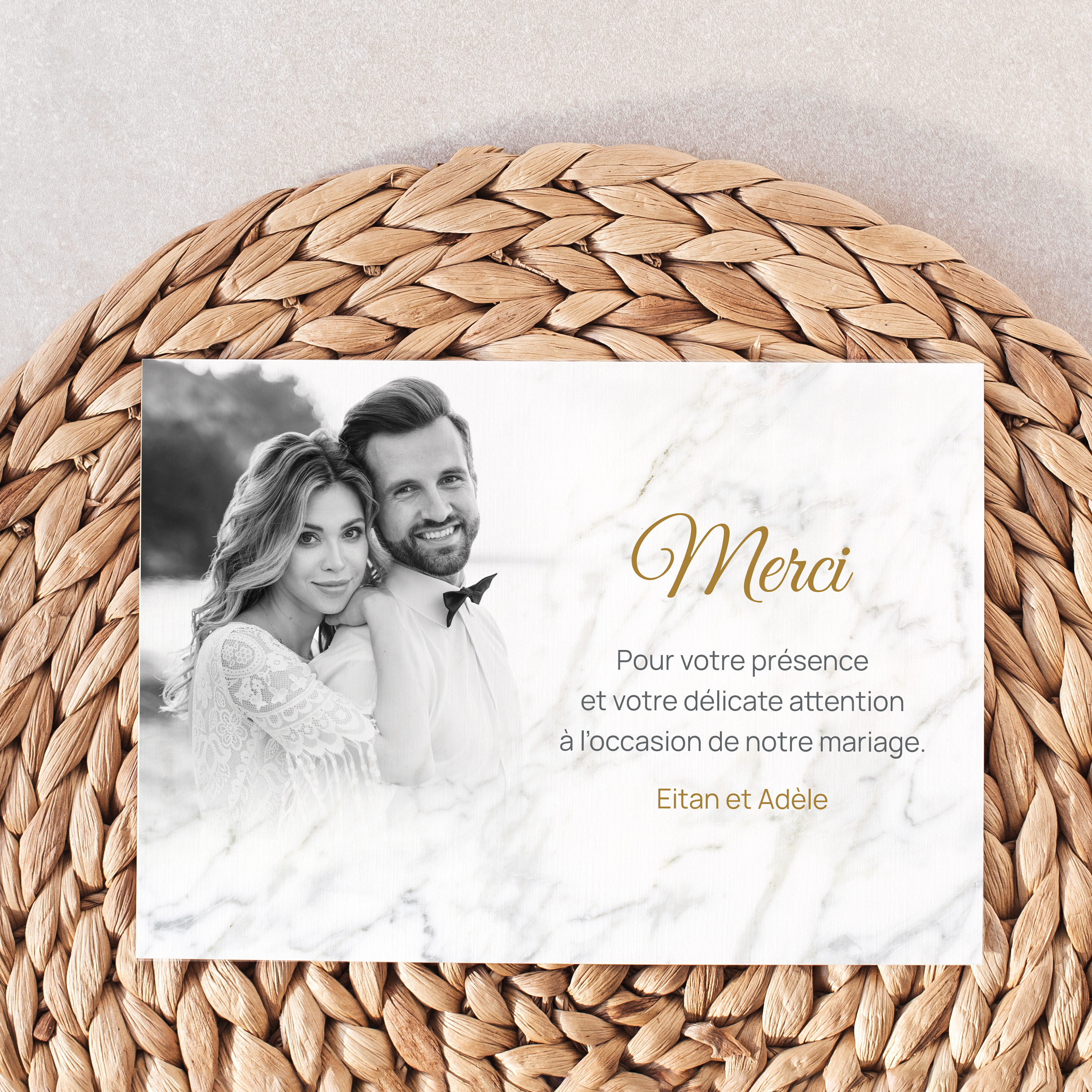 Marbre Merci - Cette invitation privilégie une rigueur contemporaine : couleur dominante douce, marges régulières, typographie claire. Nos créateurs signent une esthétique premium qui conjugue cohérence et retenue. Vous nous confiez le texte ; nous l’intégrons avec précision, ajustons la palette et ajoutons un logo discret. Diffusée exclusivement au format numérique, elle atteint vos invités sans délai. Chaque détail – proportions, alignements, contrastes – a été pensé pour préserver fluidité et élégance. Une correspondance sobre, stable et raffinée.