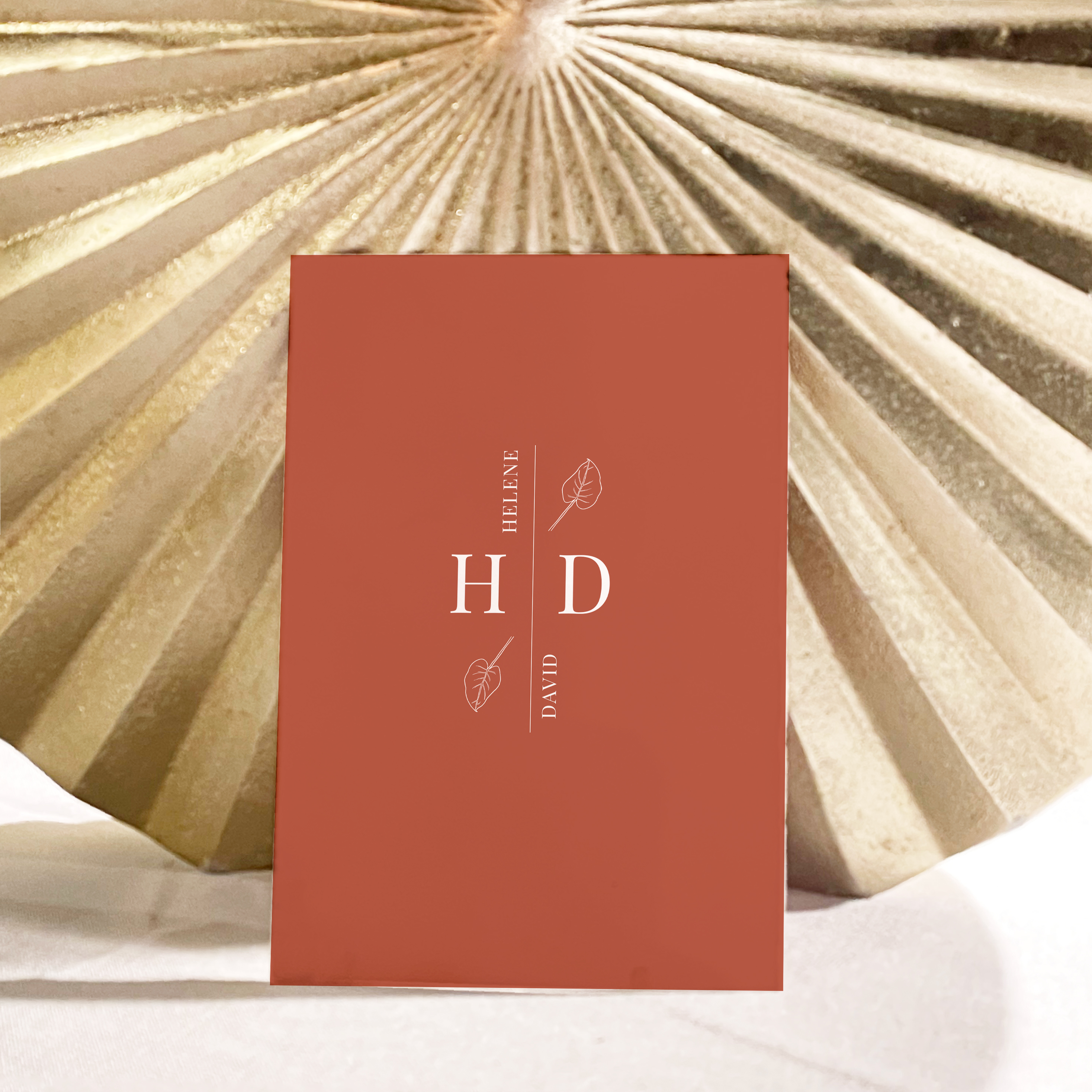 Rouille - Avec ce modèle, la modernité s’exprime par une clarté graphique nette et une couleur dominante qui soutient vos mots avec intensité contenue. Les proportions régulières et la typographie mesurée créent un cadre contemporain et sobre. Conçue par nos illustrateurs, l’invitation privilégie la retenue et l’élégance durable. Vous nous confiez le texte ; nous l’intégrons avec exactitude, harmonisons la palette et ajoutons un logo discret si nécessaire. Diffusée exclusivement au format numérique, elle parvient immédiatement à vos invités et facilite un partage élégant. Chaque détail — marges, contrastes, alignements — a été conçu pour offrir une présence premium, fiable et raffinée. Une correspondance moderne et intemporelle, faite pour annoncer avec clarté et distinction.