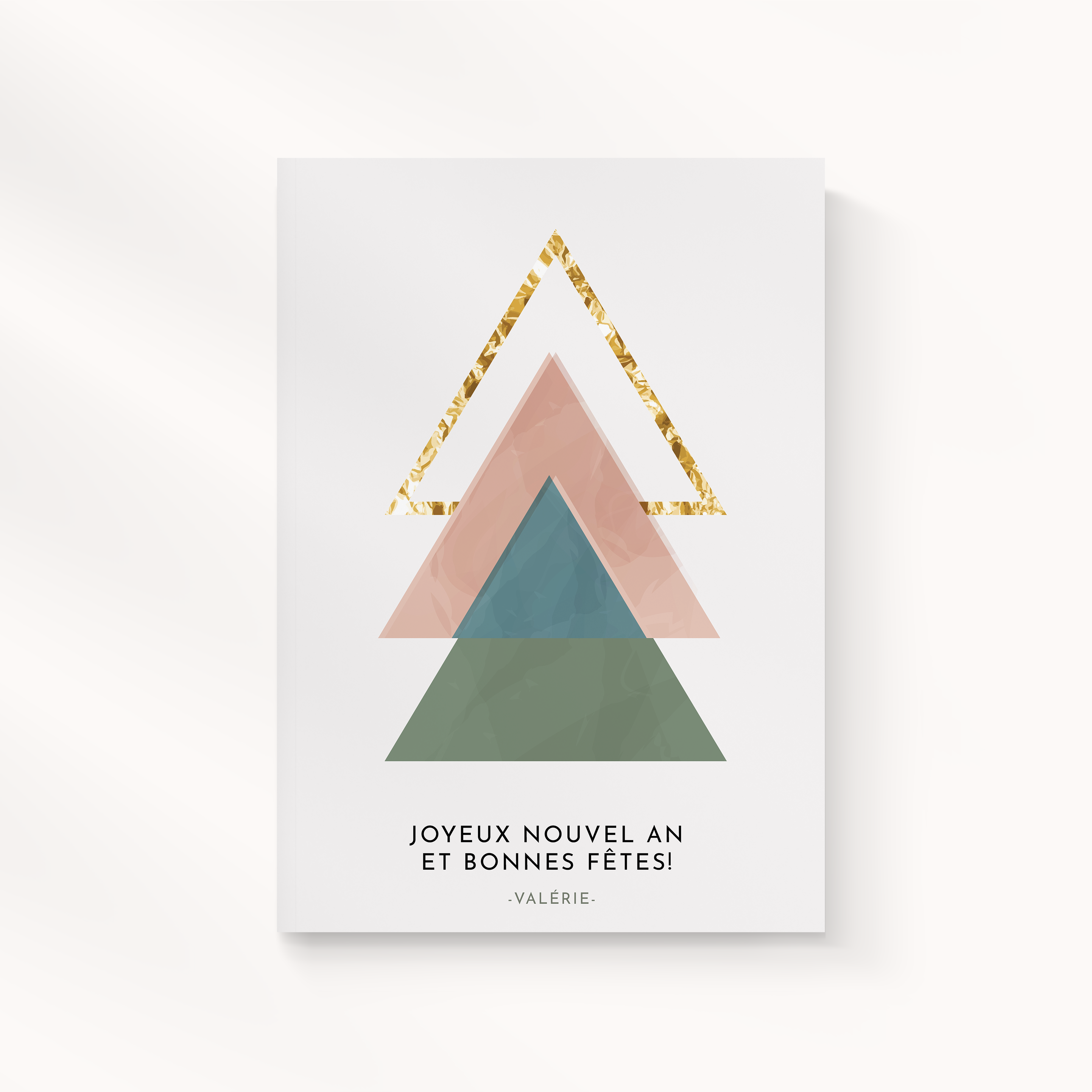 Triangle Tree - Le modèle adopte une sobriété affirmée : couleur dominante douce, marges stables, typographie précise. Nos illustrateurs signent une esthétique premium qui privilégie l’équilibre. Nous réalisons la personnalisation : vous nous envoyez le texte, nous l’intégrons, harmonisons la palette et ajoutons un logo discret. 100% digitale, elle atteint vos invités immédiatement. Chaque paramètre – proportions, alignements, contrastes – a été pensé pour préserver fluidité et justesse. Une correspondance contemporaine, simple et élégante.