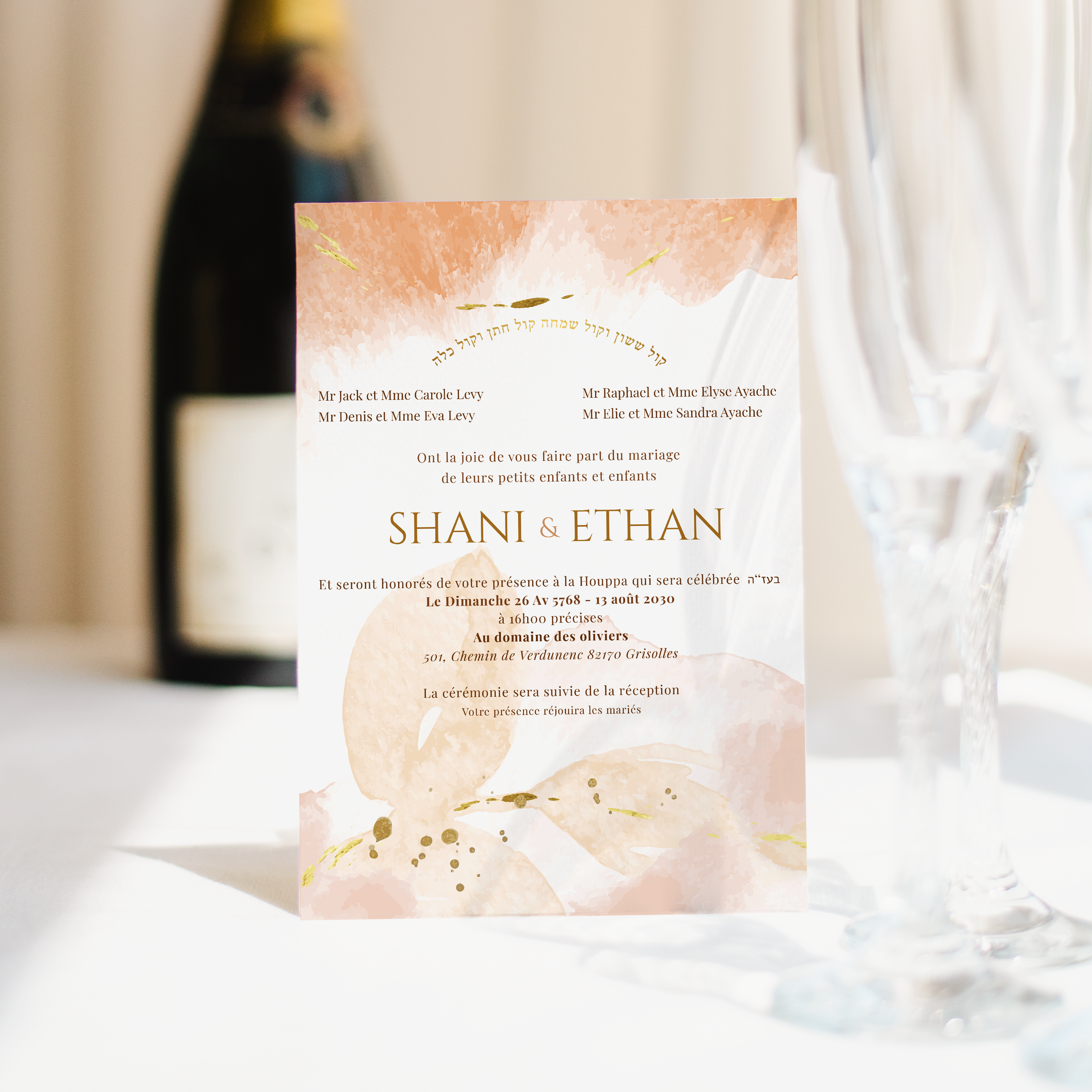 Rose Invitation - Cette invitation met en avant une dominante chromatique affirmée, adoucie par des marges sobres et une typographie claire. Nos créateurs ont conçu un design premium où la rigueur rejoint l’élégance. Nous réalisons la personnalisation complète : vous nous envoyez votre texte, nous l’intégrons avec exactitude, harmonisons les couleurs et ajoutons un logo discret. Diffusée exclusivement en digital, elle atteint vos invités immédiatement. Chaque paramètre – proportions, cadence, hiérarchie – a été pensé pour préserver fluidité et raffinement. Une correspondance contemporaine, fiable et posée.