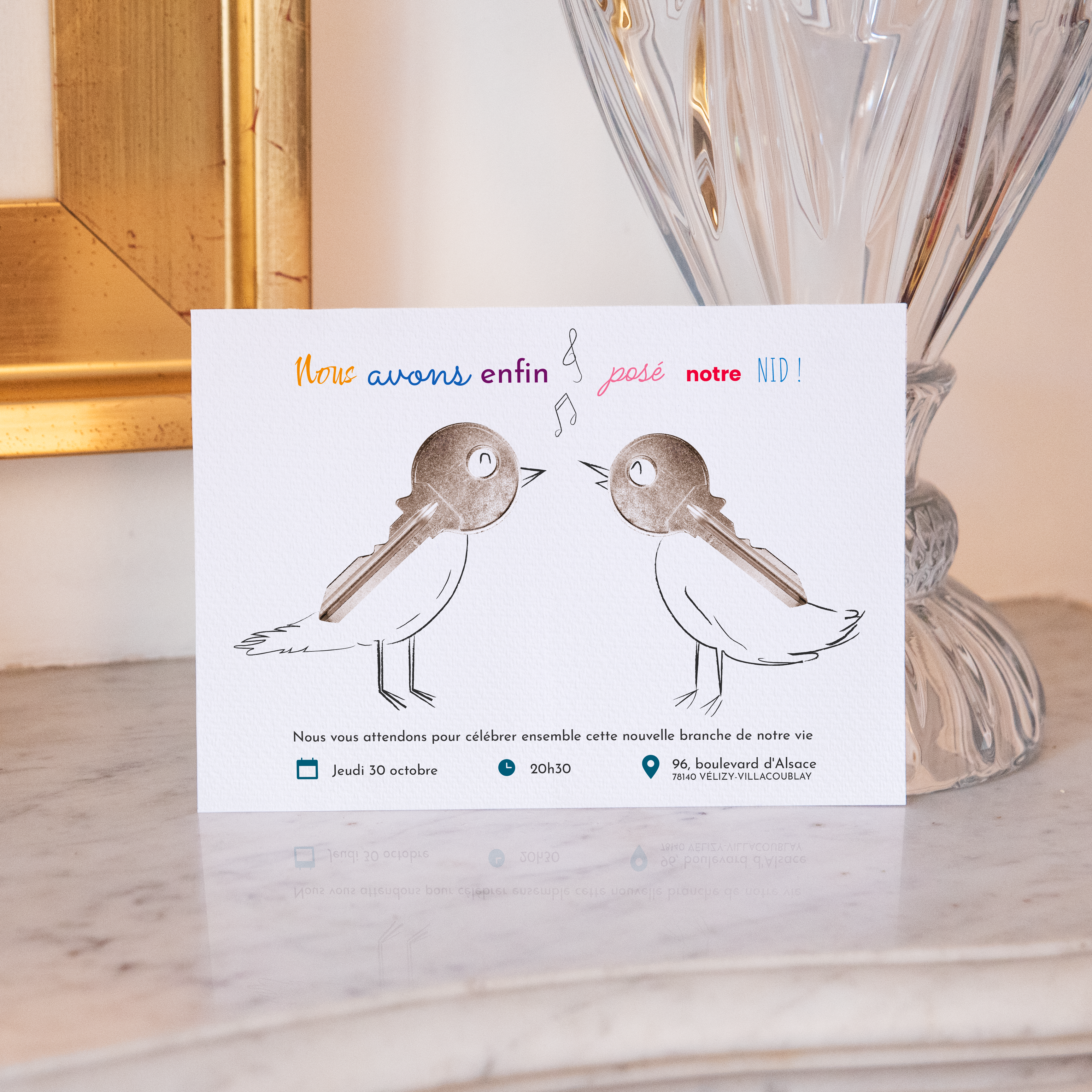 Cui-cui Crémaillère! - Cette invitation choisit une écriture visuelle précise : une couleur dominante tenue, des marges régulières, une typographie claire. Pensée par nos créateurs, elle installe une présence premium où la sobriété révèle l’essentiel. Vous nous confiez votre texte ; nous le composons avec exactitude, accordons la palette et ajoutons un logo discret si souhaité. Diffusée exclusivement au format digital, elle parvient immédiatement à vos invités. Chaque détail – hiérarchie, cadence, respiration des blancs – a été mesuré pour garantir fluidité et élégance. Une correspondance contemporaine, fiable et raffinée, idéale pour annoncer avec tact et inviter avec style.