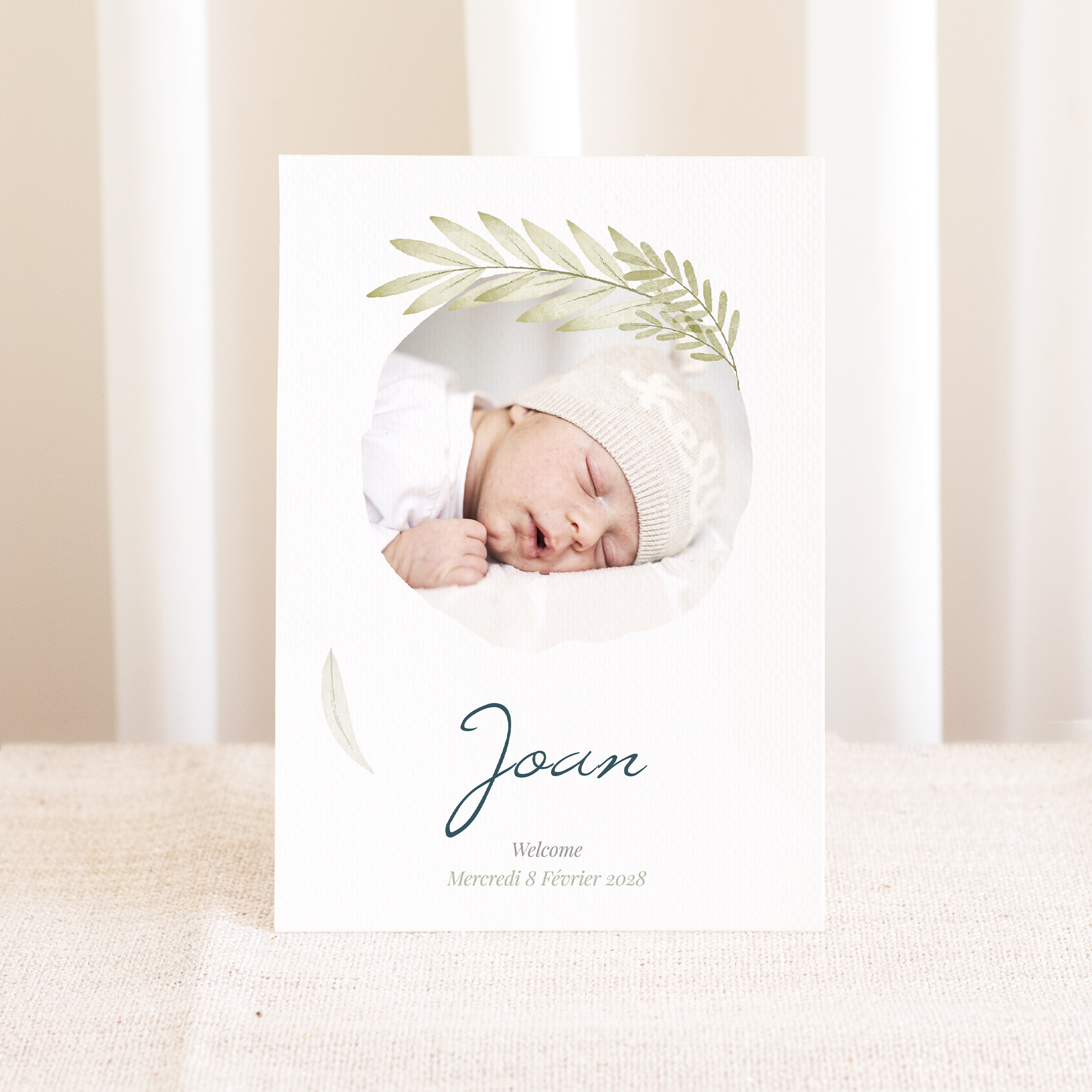 Plume Verte - Le modèle adopte une modernité mesurée : dominante chromatique douce, alignements nets, typographie claire. Nos illustrateurs ont privilégié une esthétique premium qui met en valeur la cohérence des formes. Nous assurons la personnalisation : vous nous envoyez le texte, nous l’intégrons avec soin, harmonisons les nuances et ajoutons un logo discret. 100% digitale, l’invitation atteint vos invités instantanément. Chaque choix – proportions, respiration des blancs, contrastes – a été calibré pour préserver fluidité et élégance. Une correspondance contemporaine, simple et durable.