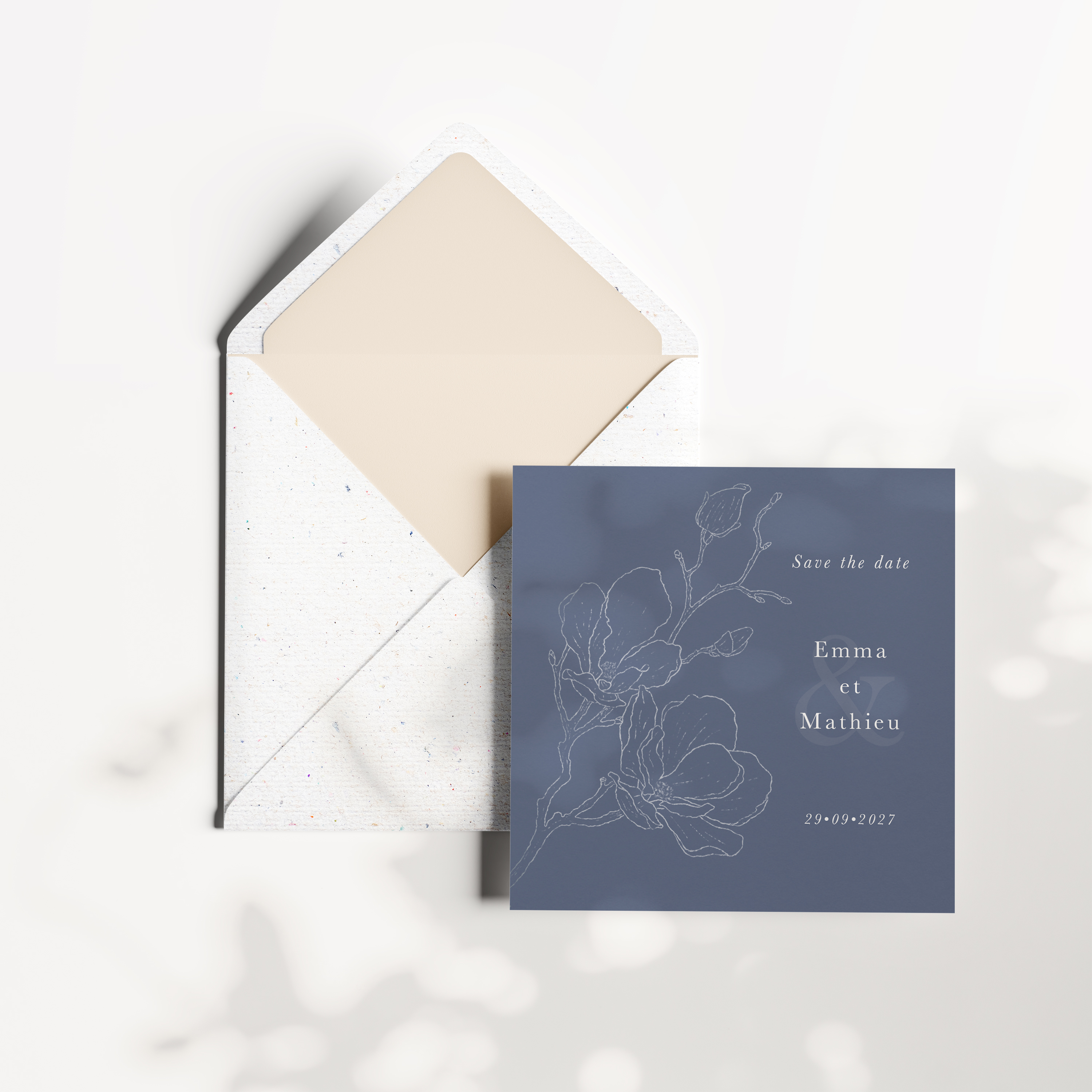 Outline Flower Blue - Le dessin affirme une sobriété claire : dominante chromatique posée, proportions équilibrées, typographie exacte. Conçue par nos créateurs, l’invitation installe un cadre premium au service de vos mots. Nous prenons en charge la personnalisation : vous nous envoyez votre texte, nous le composons avec soin, harmonisons la palette et ajoutons un logo discret si nécessaire. Diffusée exclusivement en numérique, elle parvient immédiatement à vos invités. Chaque choix – contraste, hiérarchie, cadence – a été mesuré pour garantir fluidité et élégance. Une correspondance contemporaine, simple et durable.