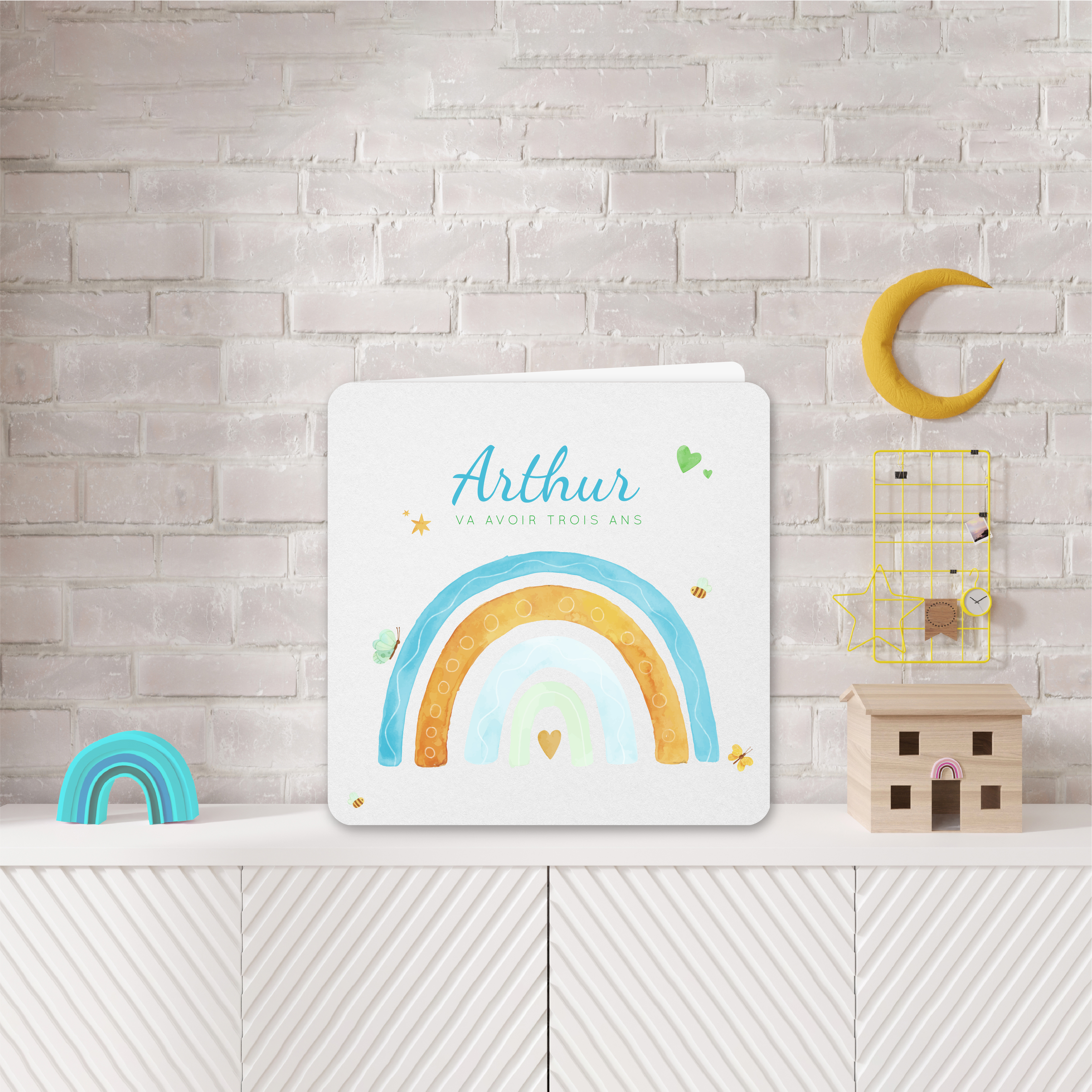 Rainbow - Ici, la composition fait dialoguer aplats colorés et tracés subtils pour une présence à la fois douce et assurée. La couleur principale, choisie pour sa clarté, soutient le message sans l’écraser. Nos créateurs ont imaginé une invitation sobre où la typographie respire, où chaque élément trouve sa place. Nous gérons votre personnalisation de bout en bout : intégration du texte, harmonisation des teintes, ajout d’un logo si souhaité. En format exclusivement numérique, l’envoi est immédiat et soigné. Le parti pris esthétique privilégie la nuance et la mesure, afin d’offrir une lecture limpide et un impact net. Une invitation contemporaine, précise et élégante, pensée pour magnifier vos annonces.