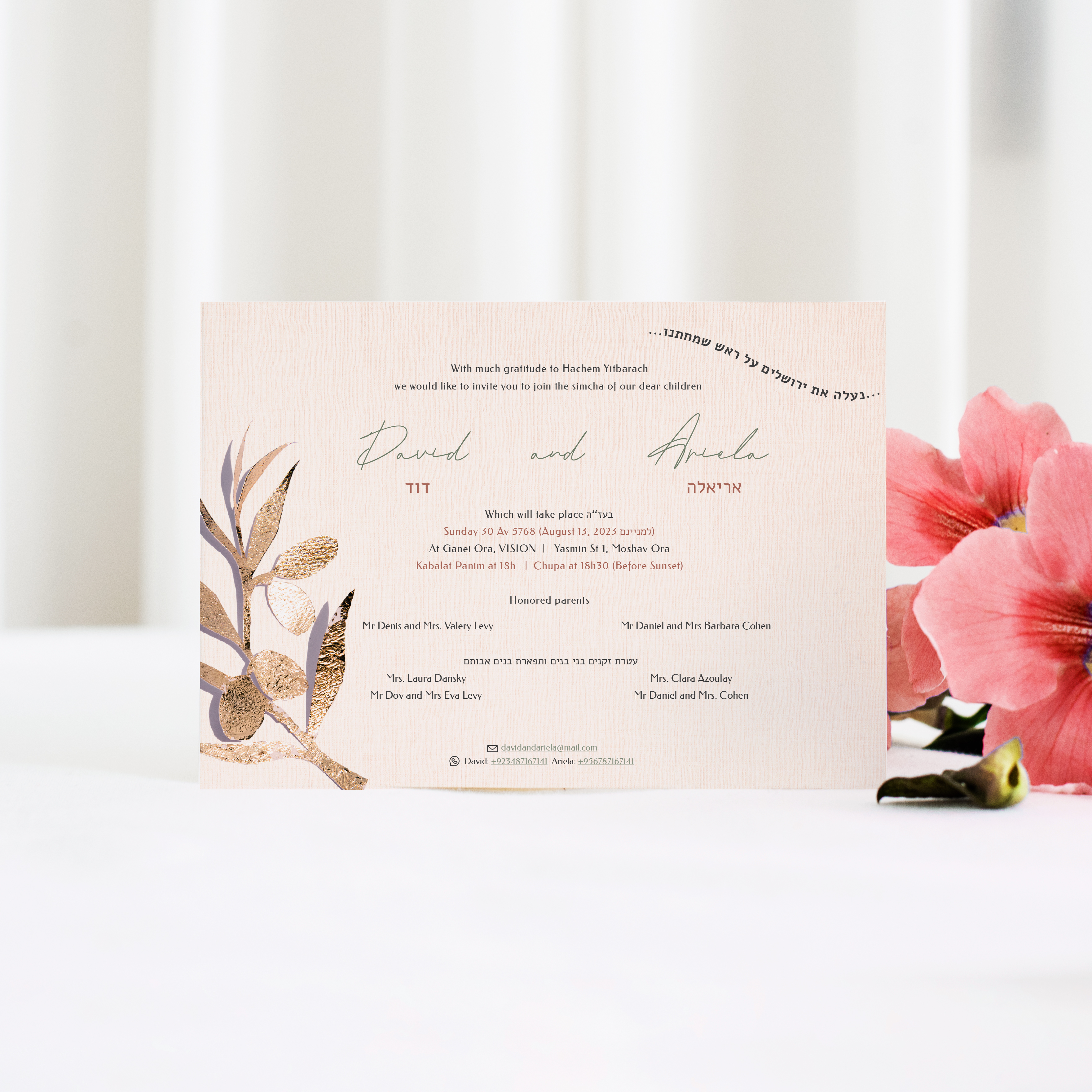 Olive Gold Leaf - Le dessin valorise une simplicité lumineuse : couleur dominante claire, marges équilibrées, typographie nette. Nos créateurs ont conçu une invitation premium qui met en avant clarté et justesse. Nous assurons la personnalisation sur mesure : vous nous confiez le texte, nous l’intégrons, ajustons la palette et ajoutons un logo discret. 100% digitale, elle atteint vos invités instantanément. Chaque choix – proportions, contrastes, alignements – a été pensé pour garantir fluidité et élégance. Une correspondance contemporaine, sobre et fiable.
