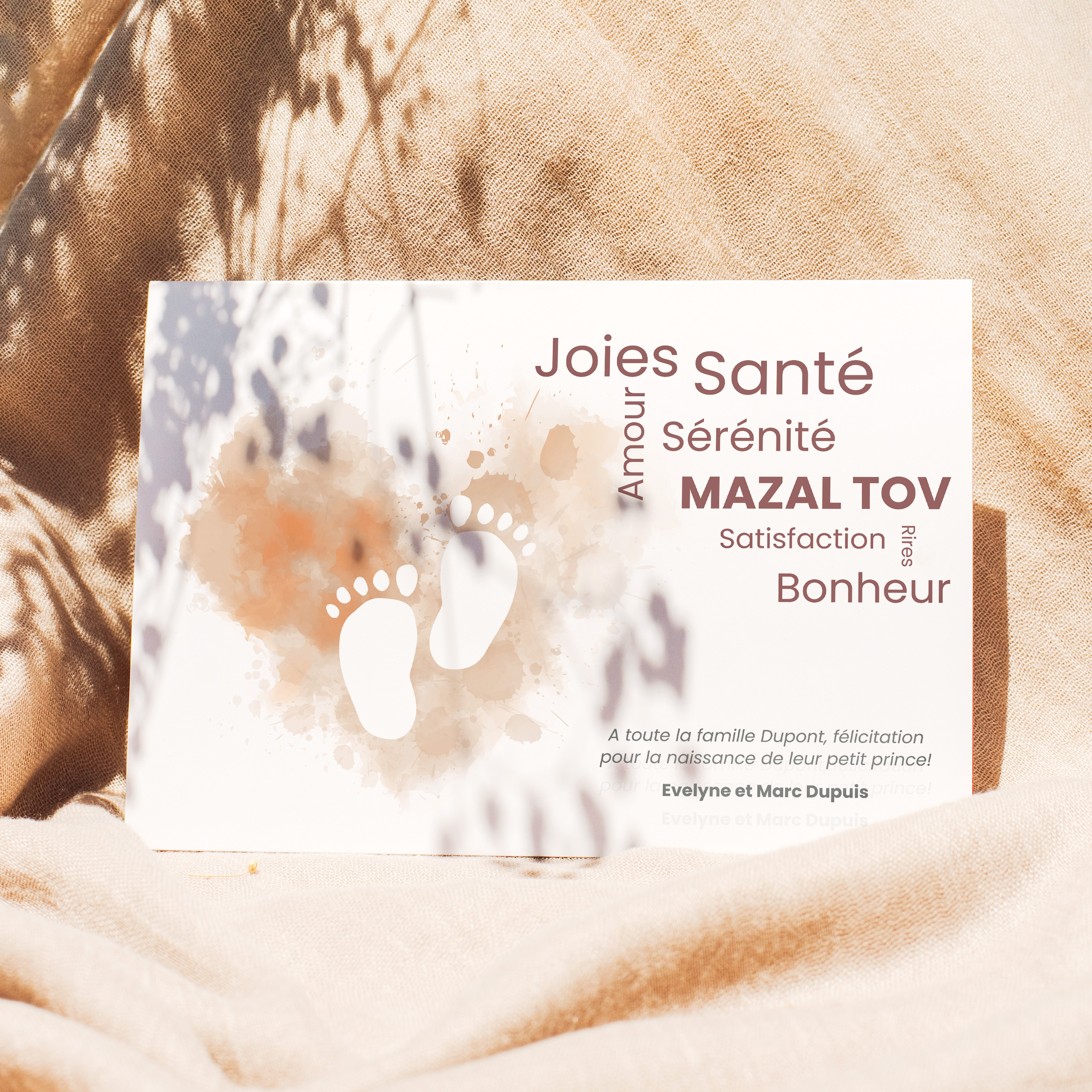 Beige Little Feet - Le modèle illustre une sobriété lumineuse : dominante chromatique claire, marges sobres, typographie nette. Nos illustrateurs signent une invitation premium qui met en avant la clarté. Nous assurons la personnalisation complète : vous nous transmettez le texte, nous l’intégrons avec précision, harmonisons les couleurs et ajoutons un logo discret. 100% digitale, elle atteint vos invités sans délai. Chaque détail – proportions, cadence, contrastes – a été calibré pour préserver fluidité et justesse. Une correspondance contemporaine, simple et élégante.