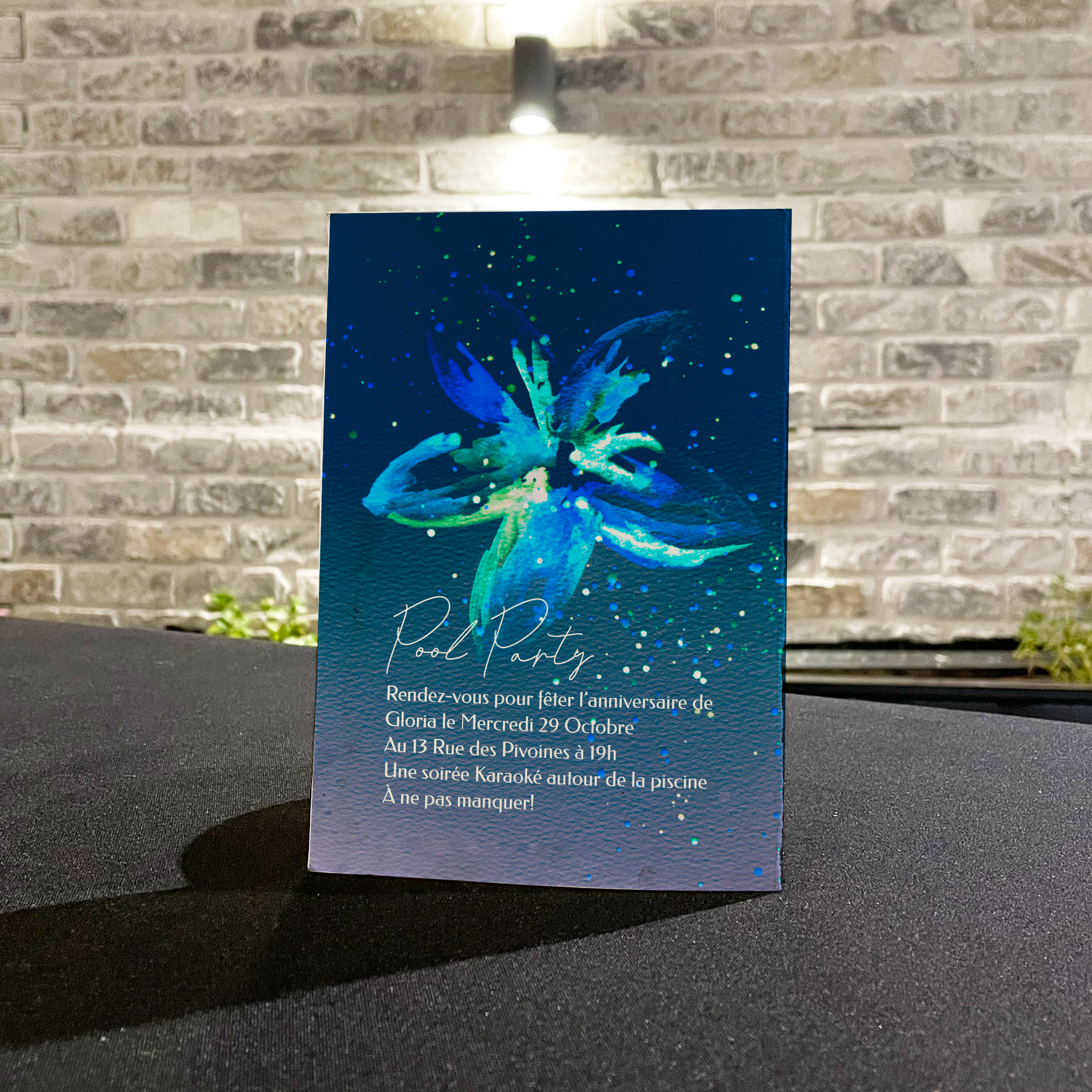 Deep Blue - Le modèle illustre une modernité posée : une couleur dominante douce, des marges sobres, une typographie claire. Nos illustrateurs ont imaginé une invitation premium qui met l’accent sur la sobriété et l’équilibre. Nous assurons la personnalisation sur mesure : intégration du texte, réglage des nuances, ajout d’un logo discret. Diffusée exclusivement en numérique, elle parvient immédiatement à vos invités. Chaque choix – proportions, alignements, contrastes – a été pensé pour préserver fluidité et lisibilité. Une correspondance contemporaine, simple et raffinée.