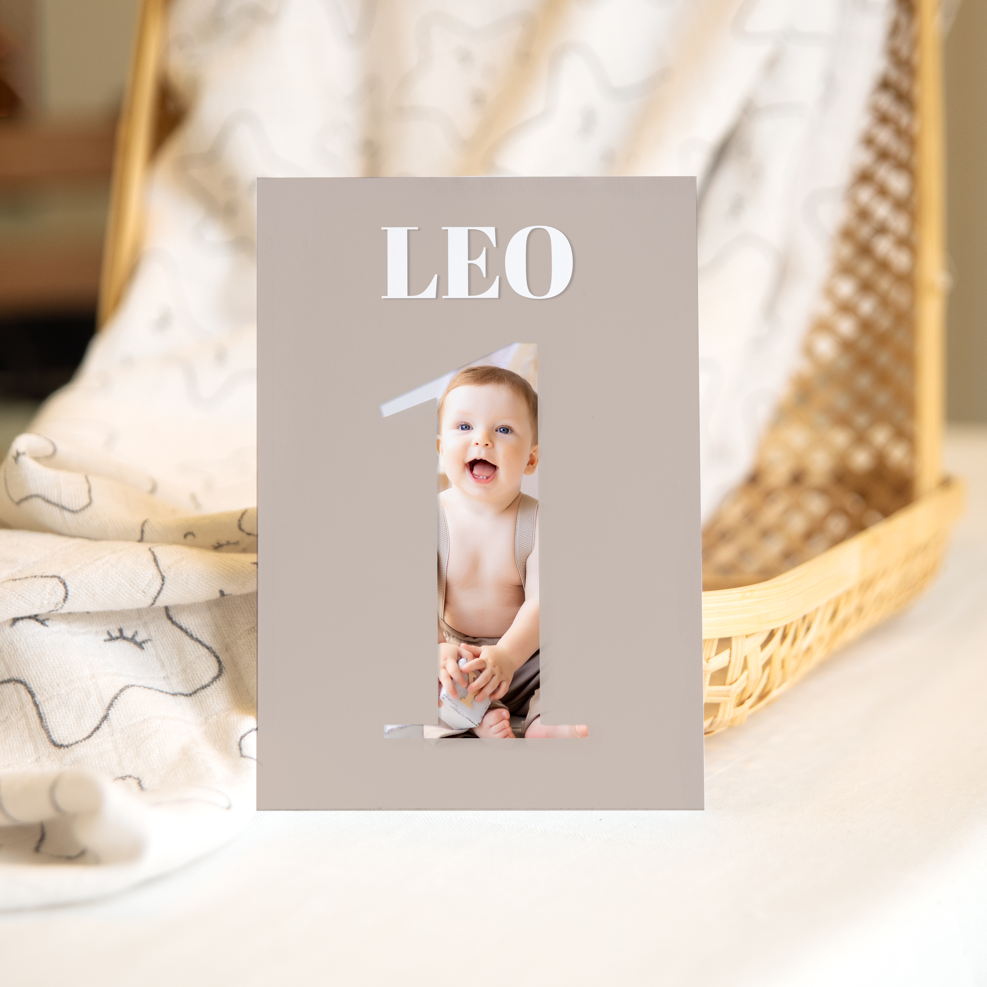 Number Card 1 - Le dessin joue sur la finesse des lignes et une dominante chromatique apaisée pour offrir à vos annonces une présence claire. La mise en page se veut structurée et accueillante, pensée pour guider naturellement le regard. Réalisée par nos illustrateurs, cette invitation mêle rigueur et sensibilité pour une lecture fluide. Nous assurons la personnalisation : intégration du texte, accord des teintes, ajout d’un logo discret si besoin. En format digital, l’envoi est immédiat et soigné. Les choix esthétiques visent la mesure et la cohérence, afin que votre message trouve une résonance précise. Une correspondance premium, simple et sûre, faite pour durer.