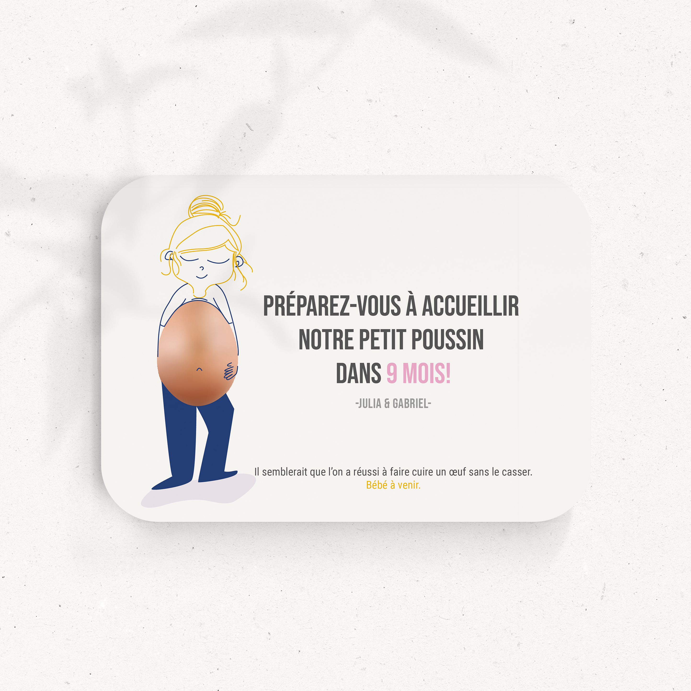 Bébé à Venir - Le modèle met en scène une dominante chromatique claire, articulée par une mise en page régulière et une typographie nette. Nos illustrateurs ont privilégié une modernité mesurée qui installe la confiance sans emphase. Nous prenons en charge la personnalisation : vous nous transmettez le texte, nous l’intégrons avec soin, harmonisons les nuances et ajoutons un logo discret si nécessaire. 100% digital, l’envoi est immédiat. Chaque choix – proportions, alignements, contrastes – concourt à une lecture fluide et durable. Une correspondance premium, posée et élégante.