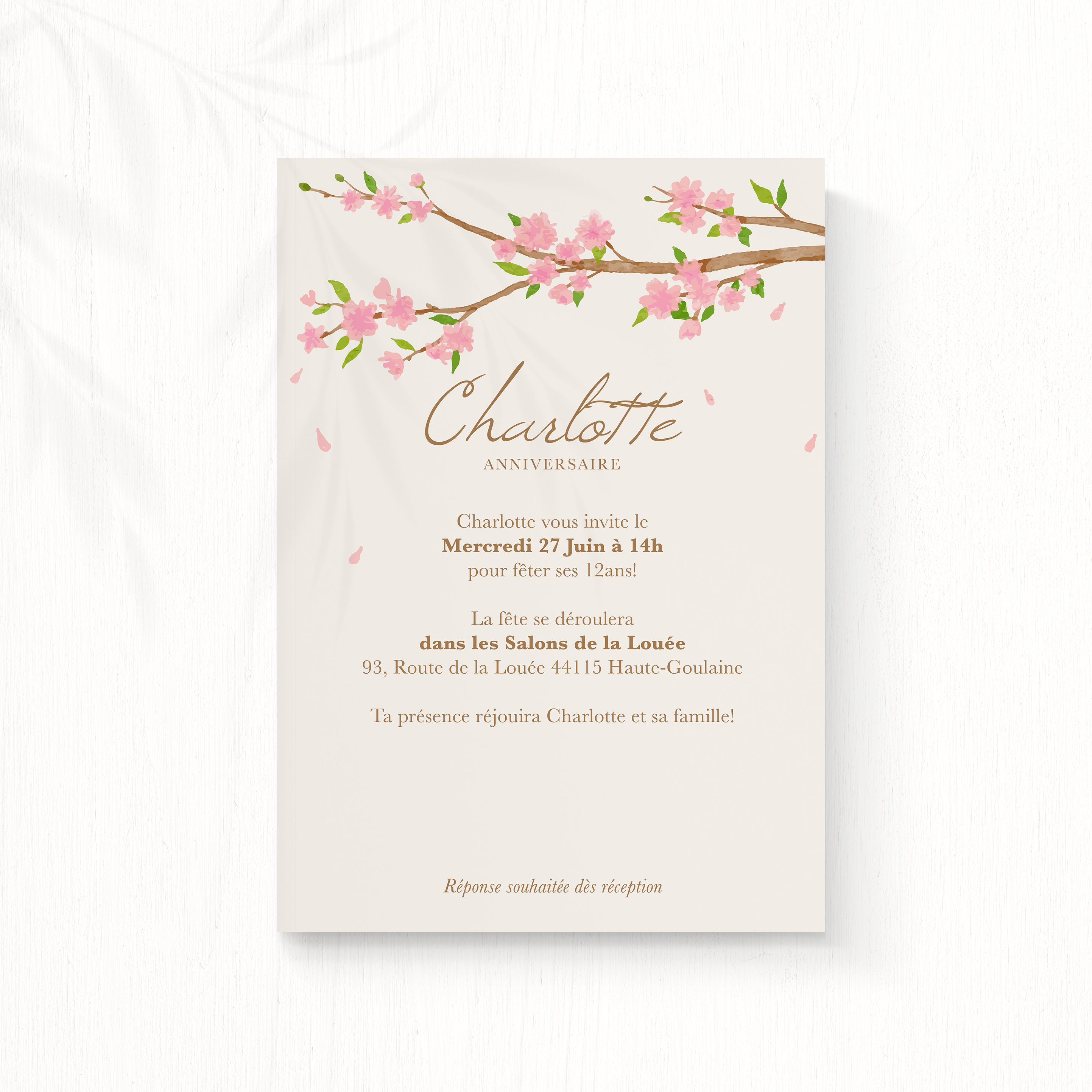 Birthday Petals - Cette invitation met en avant une sobriété graphique : couleur dominante affirmée, structure régulière, typographie nette. Nos créateurs ont voulu une esthétique premium qui valorise la cohérence. Nous assurons la personnalisation : intégration de votre texte, réglage fin des couleurs, ajout discret d’un logo. Diffusée exclusivement en numérique, elle atteint vos invités sans délai. Chaque détail – proportions, alignements, hiérarchie – a été pensé pour préserver fluidité et élégance. Une correspondance contemporaine, sobre et raffinée.