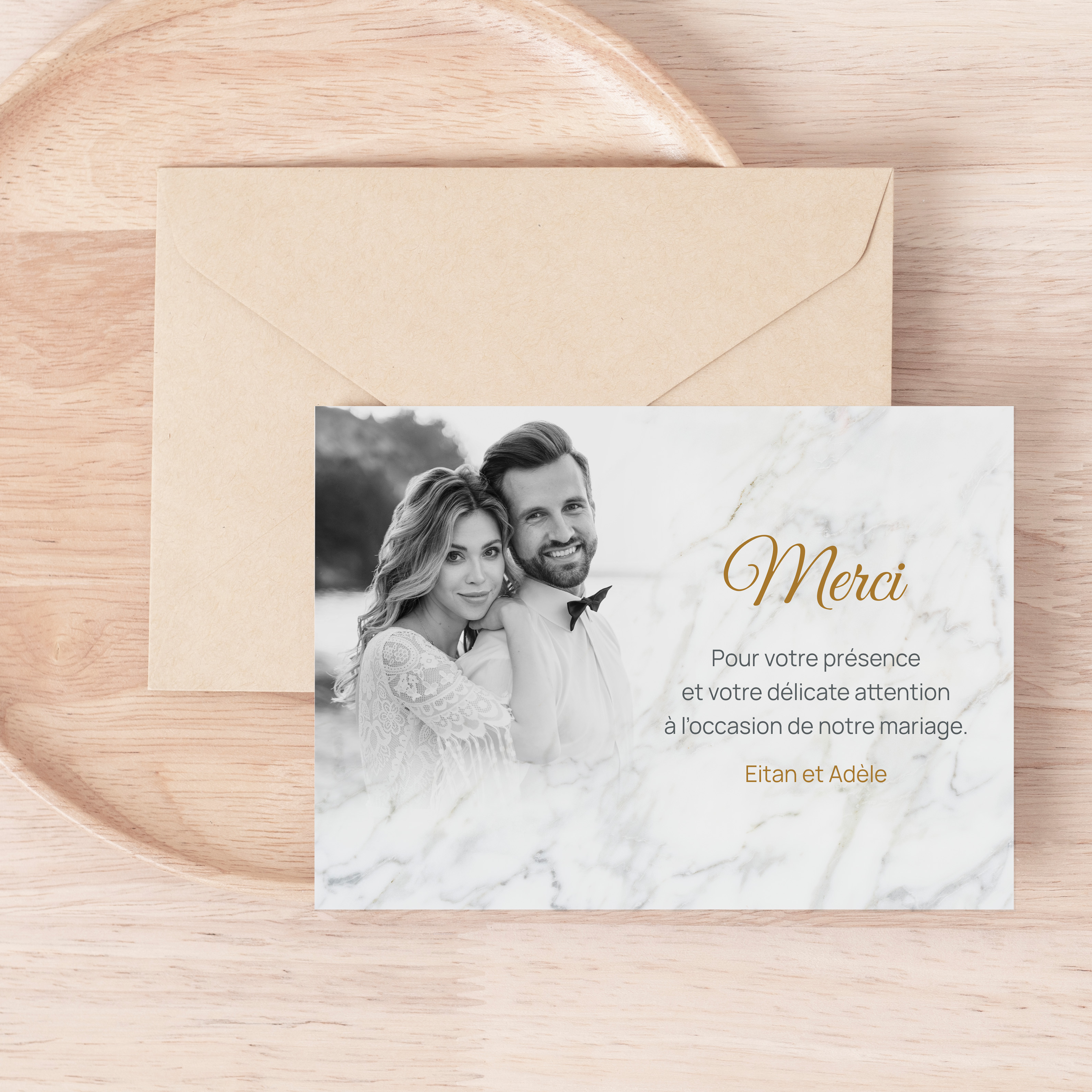 Marbre Merci - Cette invitation privilégie une rigueur contemporaine : couleur dominante douce, marges régulières, typographie claire. Nos créateurs signent une esthétique premium qui conjugue cohérence et retenue. Vous nous confiez le texte ; nous l’intégrons avec précision, ajustons la palette et ajoutons un logo discret. Diffusée exclusivement au format numérique, elle atteint vos invités sans délai. Chaque détail – proportions, alignements, contrastes – a été pensé pour préserver fluidité et élégance. Une correspondance sobre, stable et raffinée.