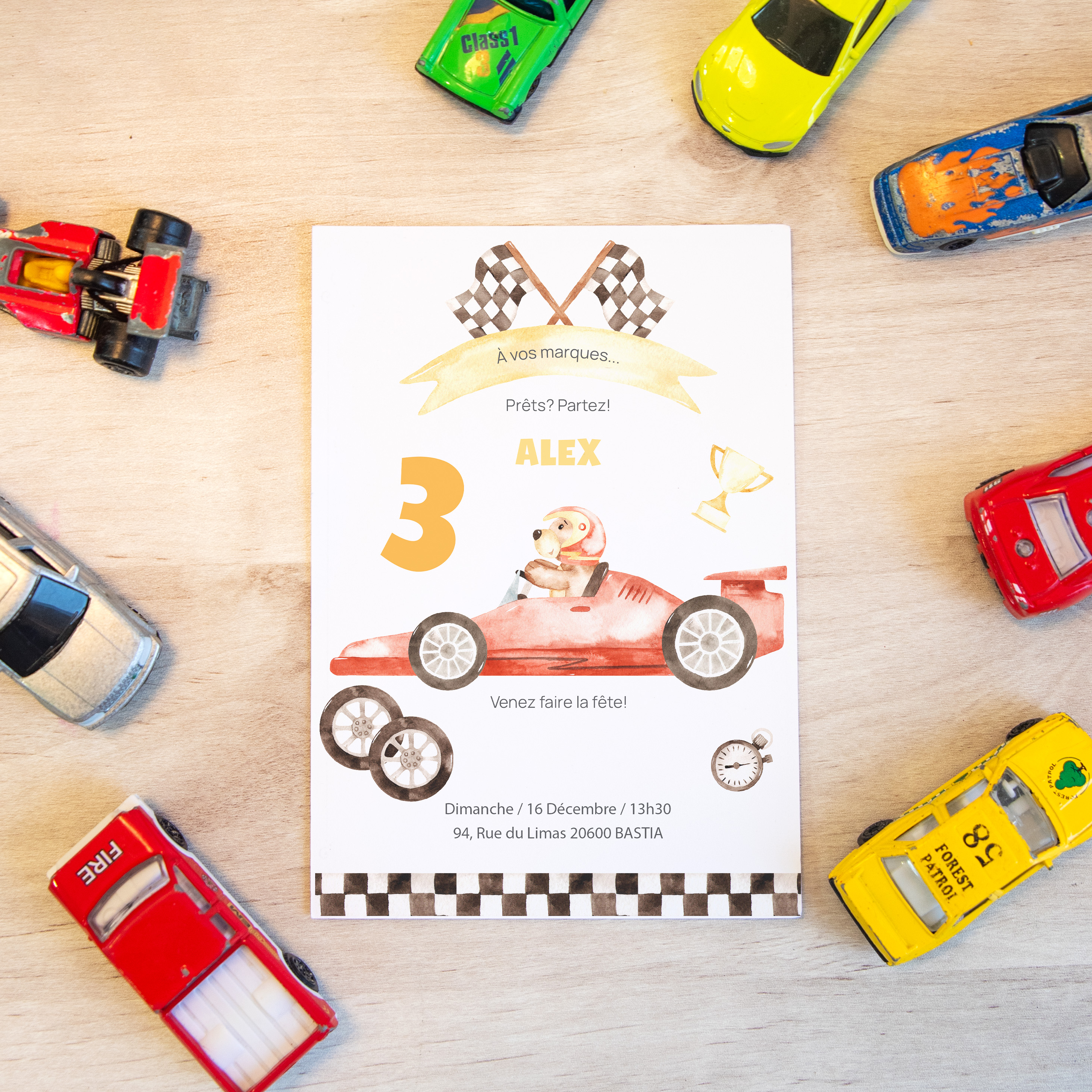 Prêts? Partez! - Cette invitation déploie une sobriété graphique où la couleur dominante guide le regard sans l’éblouir. La trame régulière et la typographie posée composent un cadre premium précis. Nous assurons la personnalisation sur mesure : vous nous confiez le texte, nous le composons avec exactitude, ajustons la palette et ajoutons un logo discret si souhaité. Entièrement digitale, elle parvient immédiatement à vos invités. Chaque détail – respiration des blancs, proportions, contrastes – a été pensé pour préserver fluidité et cohérence. Une correspondance contemporaine, simple et raffinée.