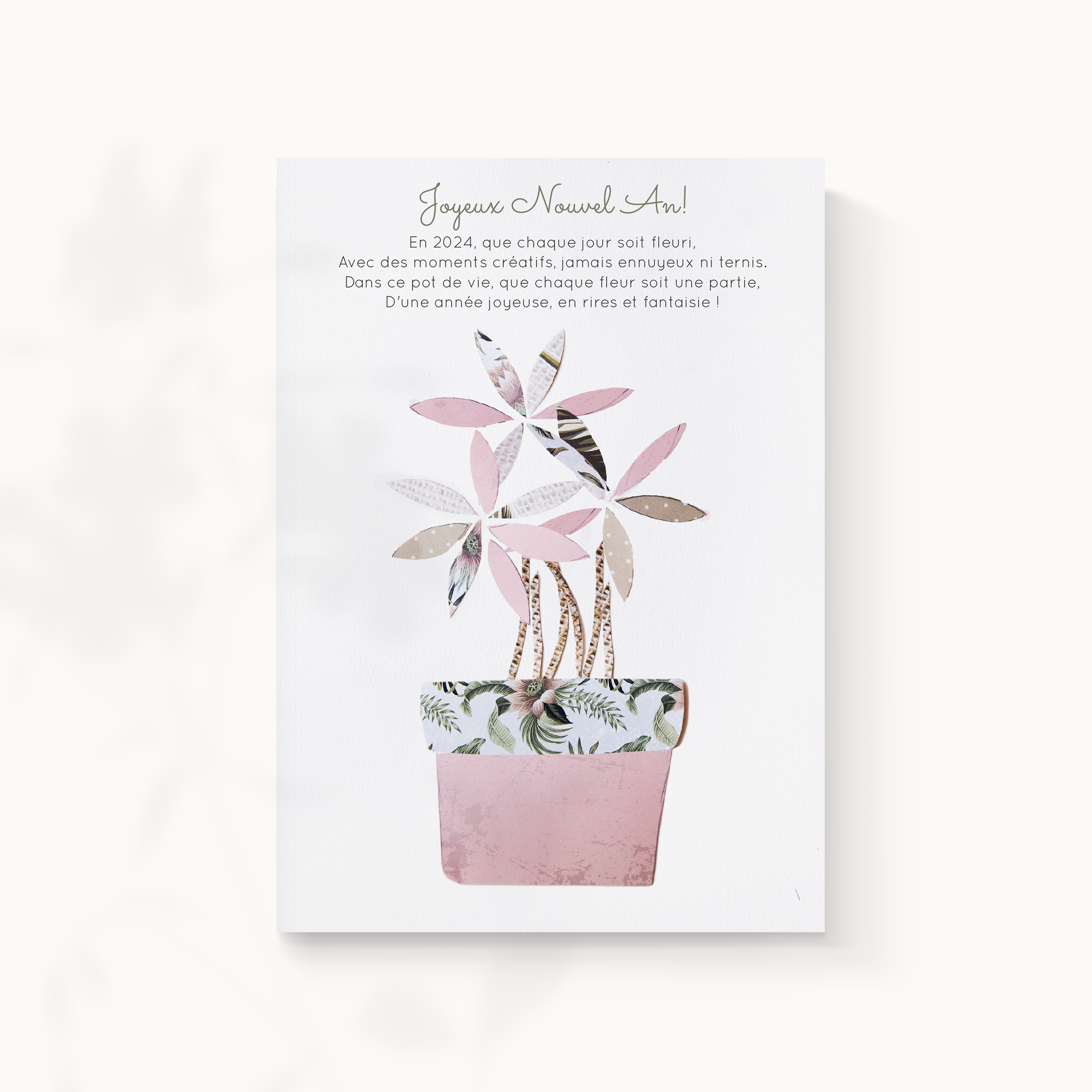 Collage Pot De Fleurs - Cette invitation affirme une rigueur posée : couleur dominante affirmée, marges régulières, typographie nette. Nos créateurs ont conçu un modèle premium qui associe précision et élégance. Nous réalisons la personnalisation sur mesure : vous nous transmettez le texte, nous le composons avec exactitude, harmonisons les teintes et ajoutons un logo discret. 100% digitale, elle atteint vos invités sans délai. Chaque paramètre – contrastes, proportions, cadence – a été calibré pour préserver fluidité et justesse. Une correspondance contemporaine, fiable et raffinée.