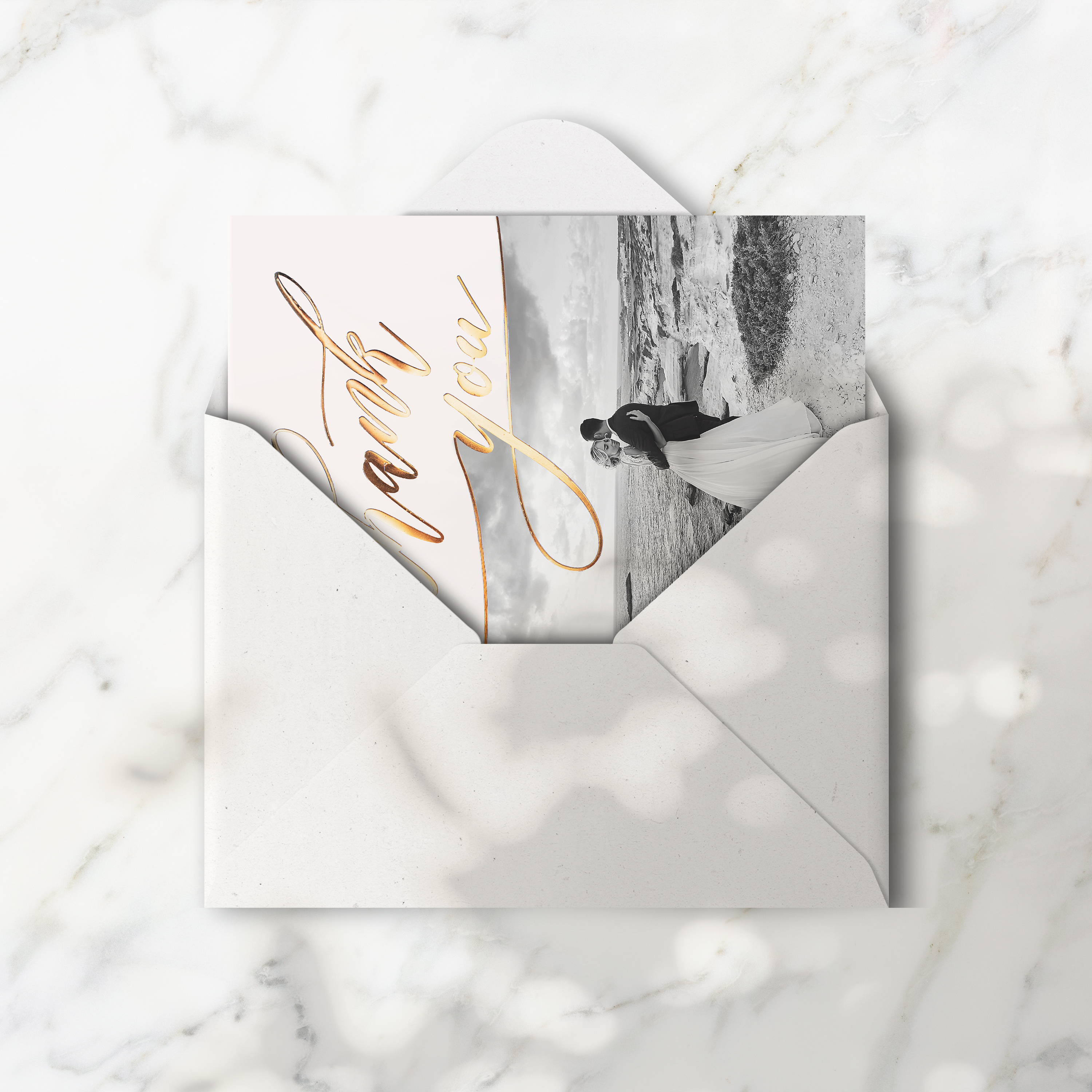 Goldy Thanks - Le dessin propose une modernité claire : dominante chromatique affirmée, marges sobres, typographie nette. Nos créateurs ont voulu une invitation premium qui reflète cohérence et élégance. Nous assurons la personnalisation complète : vous nous confiez le texte, nous l’intégrons, ajustons les couleurs et ajoutons un logo discret. Diffusée exclusivement en numérique, elle atteint vos invités sans délai. Chaque détail – hiérarchie, proportions, contrastes – a été calibré pour préserver fluidité et élégance. Une correspondance contemporaine, simple et raffinée.