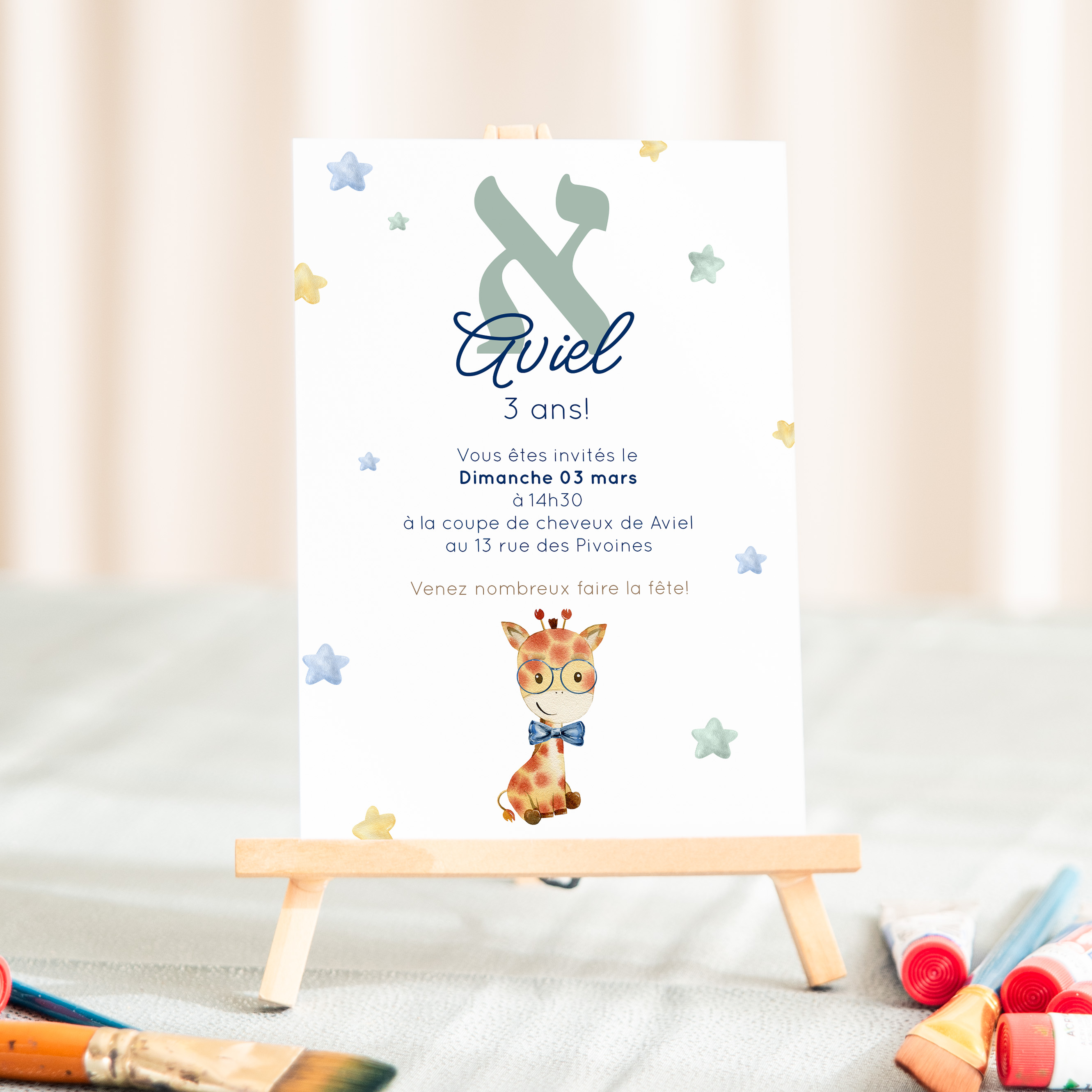 Mimi Girafa - Cette invitation met en avant une rigueur graphique : dominante chromatique affirmée, grille régulière, typographie nette. Nos créateurs ont voulu une esthétique premium, stable et élégante. Vous nous confiez le texte ; nous l’intégrons avec exactitude, accordons les teintes et ajoutons un logo discret. Diffusée uniquement au format numérique, elle atteint vos invités immédiatement. Les proportions équilibrées, la hiérarchie claire et les contrastes posés garantissent une lecture fluide. Une correspondance moderne et durable, qui privilégie l’essentiel.