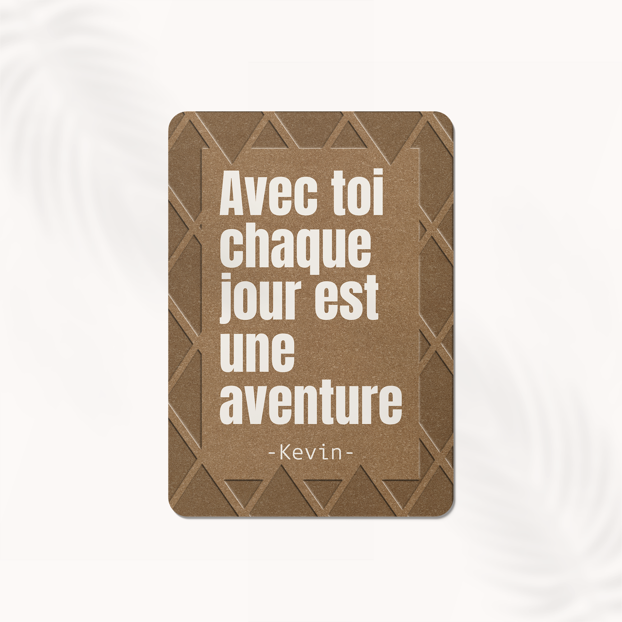 As De Pique - Cette invitation conjugue sobriété graphique et intensité discrète. La couleur principale sert de fil conducteur et met en valeur vos mots dans un cadre maîtrisé. Imaginée par nos illustrateurs, elle illustre une esthétique contemporaine, raffinée et mesurée. Nous prenons en charge la personnalisation complète : intégration du texte, réglage des nuances, ajout éventuel d’un logo discret. Diffusée uniquement en numérique, elle est transmise immédiatement à vos invités. L’ensemble privilégie la retenue et la clarté pour offrir une présence élégante et durable. Une correspondance premium, droite et sobre, idéale pour toutes vos annonces.