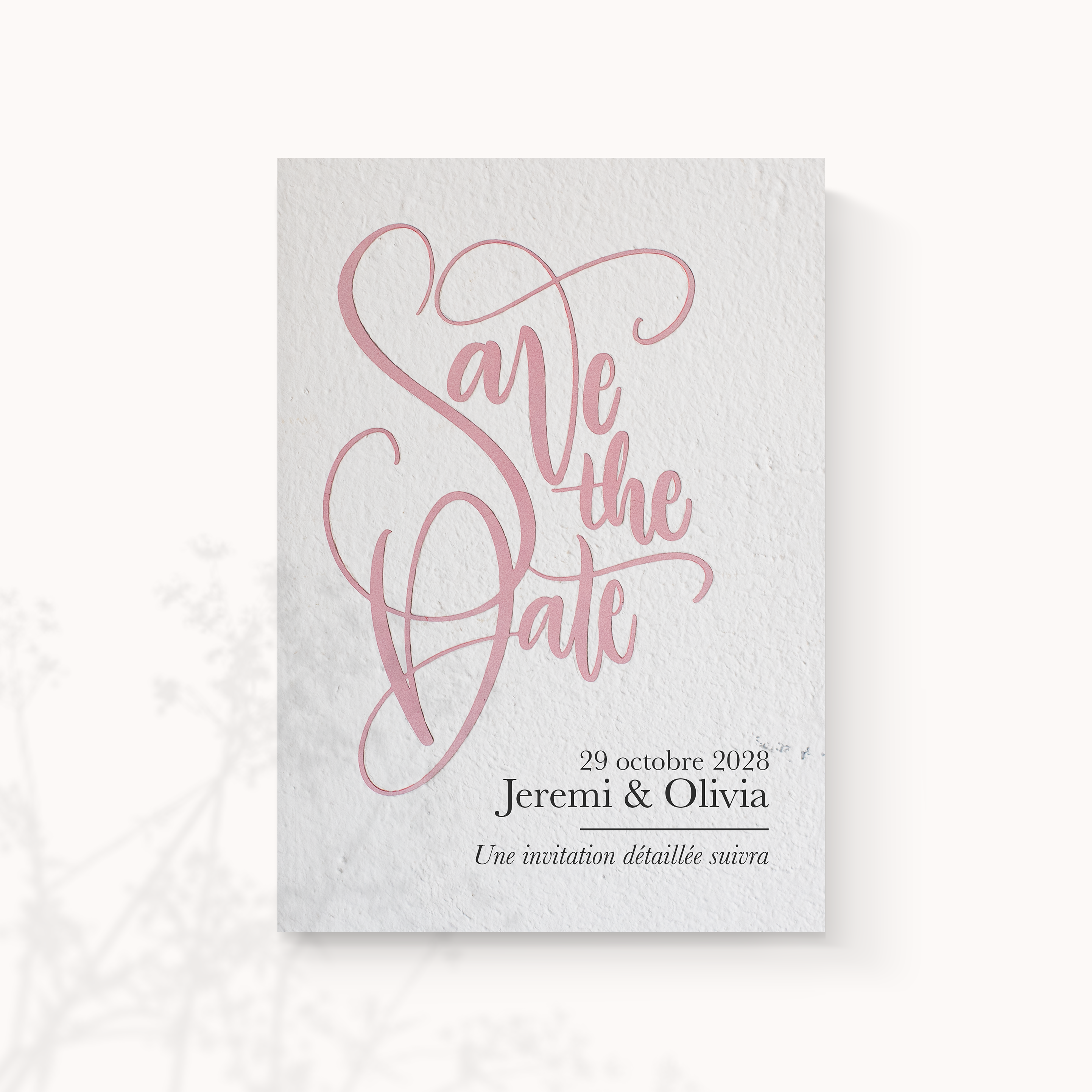 Save The Date Au Mur - Cette invitation met en lumière une dominante chromatique affirmée, équilibrée par une mise en page sobre et une typographie claire. Nos créateurs ont conçu une esthétique premium qui associe rigueur et élégance. Nous assurons la personnalisation complète : vous nous transmettez votre texte, nous l’intégrons avec exactitude, harmonisons les couleurs et ajoutons un logo discret. Diffusée exclusivement en digital, elle atteint vos invités immédiatement. Chaque détail – cadence, hiérarchie, contrastes – a été calibré pour une fluidité durable. Une correspondance contemporaine, droite et raffinée.