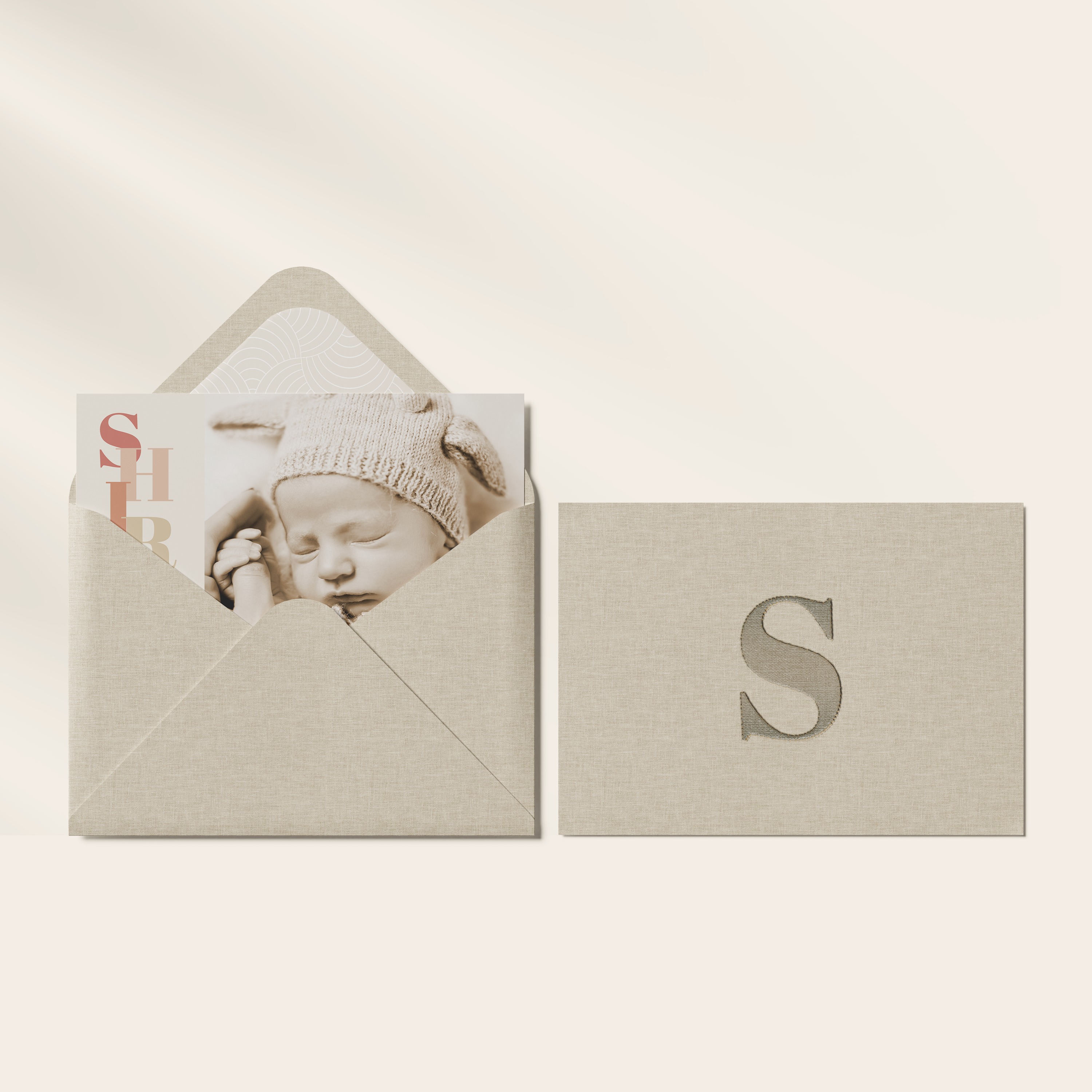 Vintage Baby - Cette invitation met à l’honneur une esthétique sobre et lisible. La dominante chromatique, choisie pour sa clarté, soutient vos messages avec une présence sûre et apaisée. Les alignements précis, la hiérarchie typographique et les contrastes modérés composent une signature graphique haut de gamme. Nous nous chargeons de la personnalisation : vous nous envoyez votre texte, nous le mettons en page, ajustons les teintes et ajoutons un logo discret selon vos souhaits. Entièrement digitale, l’invitation est transmise aussitôt à vos invités. Le style privilégie l’exactitude des détails et la retenue pour laisser l’émotion affleurer. Une correspondance contemporaine, mesurée et élégante, idéale pour annoncer avec clarté.