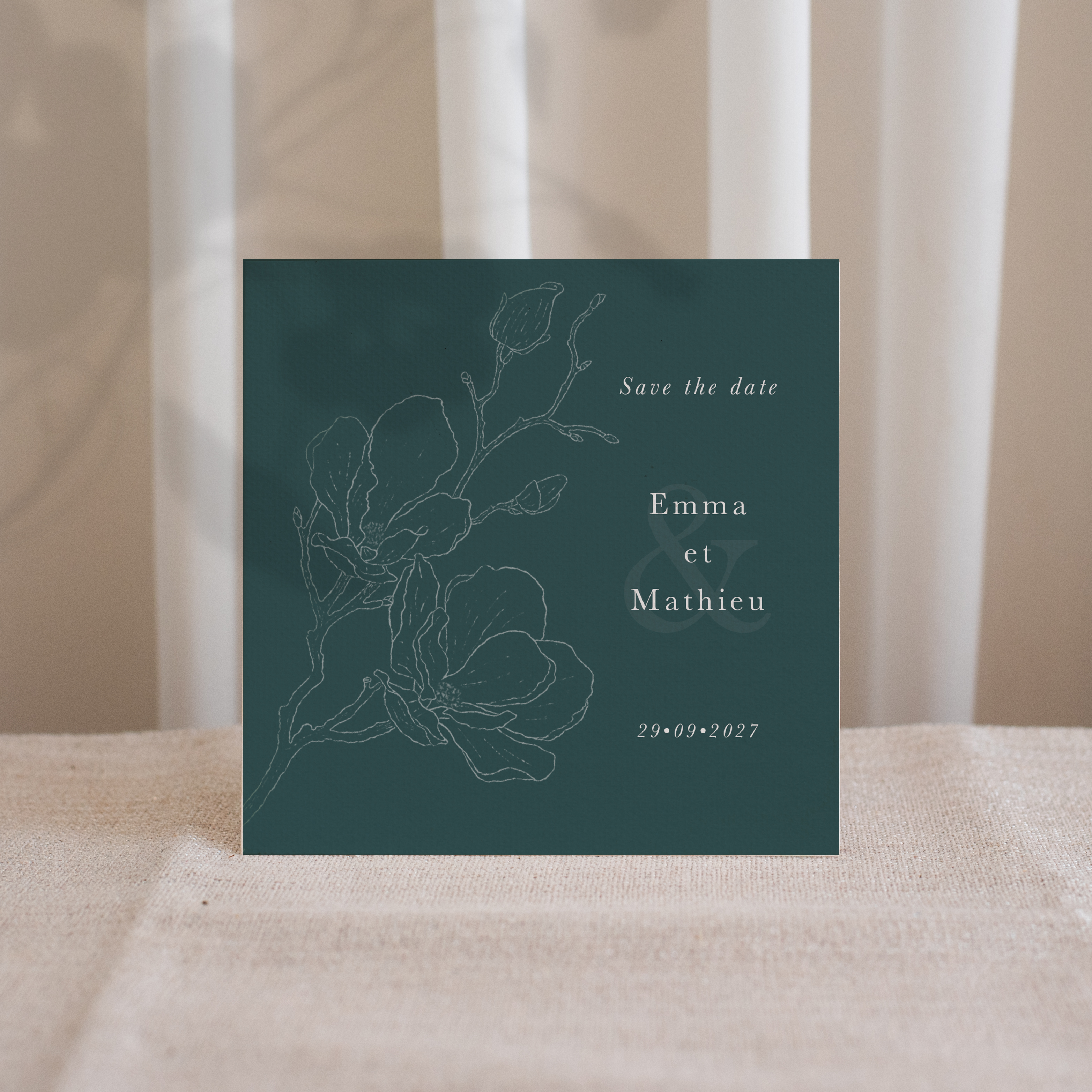 Outline Flower - Ce modèle privilégie la justesse graphique : dominante chromatique tenue, proportions régulières, lecture limpide. Nos illustrateurs ont choisi une écriture premium qui met l’accent sur la précision plutôt que l’effet. Nous réalisons la personnalisation complète : vous nous confiez le texte, nous le mettons en page, ajustons les couleurs et ajoutons un logo discret. Diffusée exclusivement en numérique, l’invitation atteint vos invités sans délai. Chaque choix – hiérarchie, cadence, contrastes – concourt à une élégance durable. Une correspondance contemporaine, sobre et élégante.