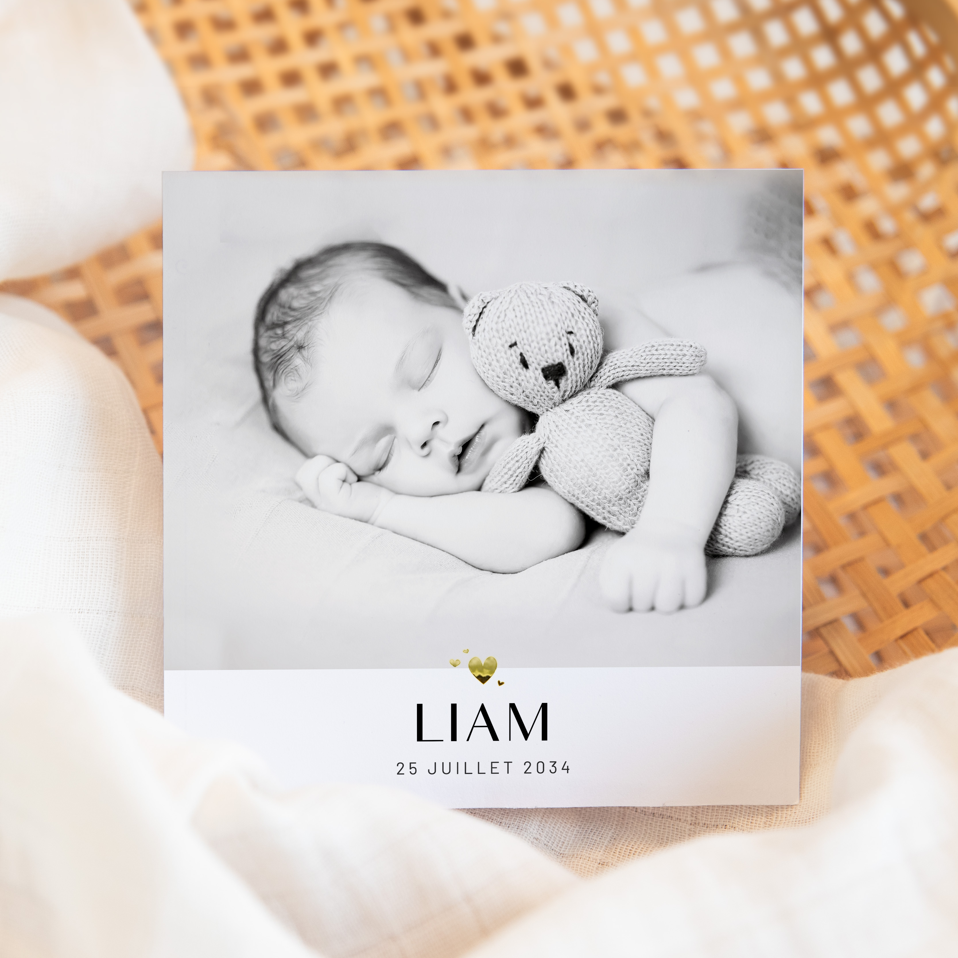 Born Yesterday - Cette invitation choisit une modernité claire : couleur dominante douce, alignements nets, typographie posée. Nos créateurs signent une esthétique premium où l’évidence graphique met vos mots en valeur. Vous nous confiez le texte ; nous l’intégrons avec soin, ajustons la palette et ajoutons un logo discret. 100% digitale, elle atteint vos invités instantanément. Les espacements réguliers, la hiérarchie lisible et les contrastes équilibrés garantissent une lecture élégante et fluide. Un modèle contemporain, sobre et précis.