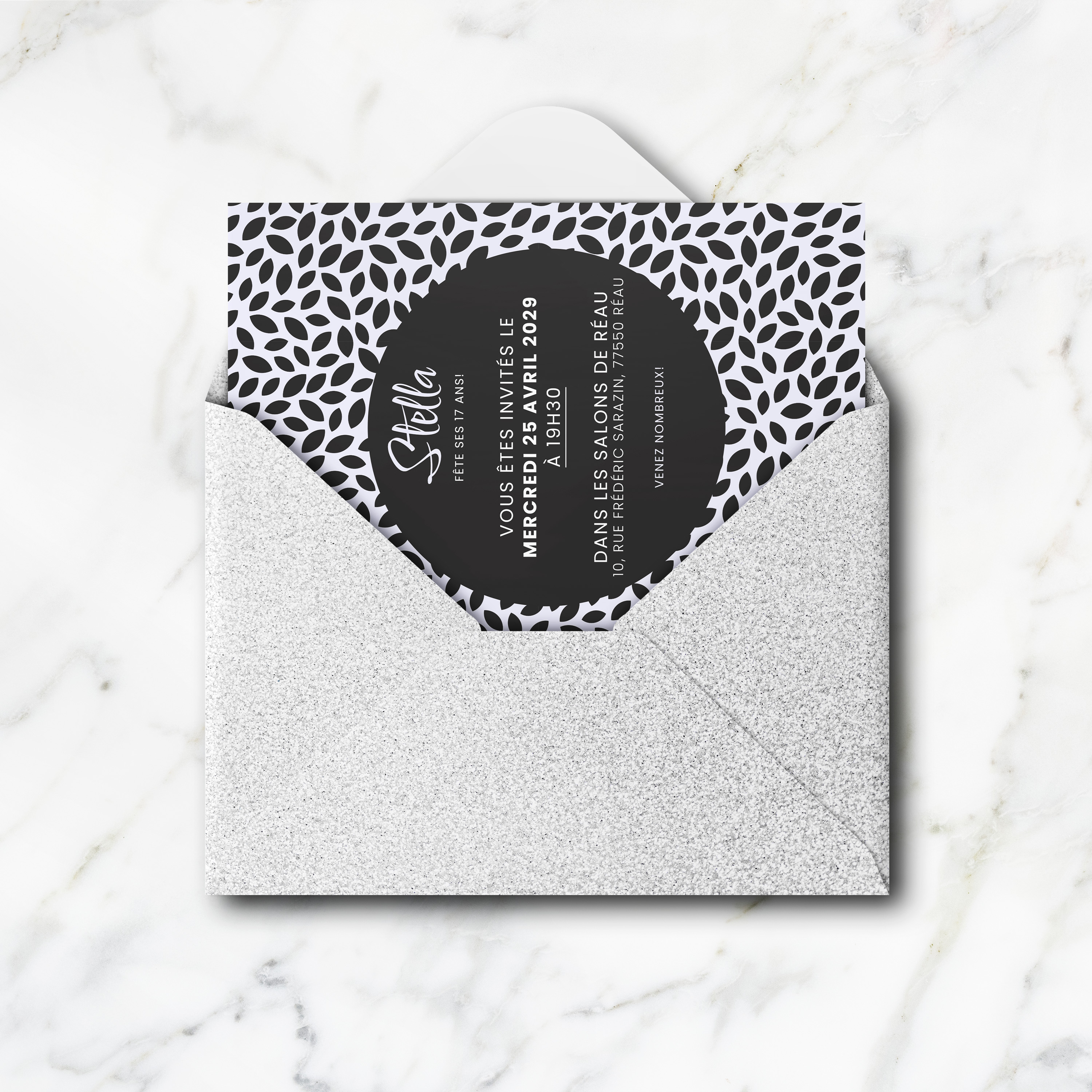 Feuilles Lavandes - Cette invitation met en valeur une rigueur élégante : couleur dominante affirmée, grille régulière, typographie nette. Pensée par nos créateurs, elle offre une présence premium qui sert l’essentiel. Nous réalisons la personnalisation sur mesure : intégration de votre texte, harmonisation des teintes, ajout discret d’un logo. Entièrement digitale, elle atteint vos invités sans délai. Les proportions stables, la hiérarchie claire et les contrastes mesurés garantissent une lecture sereine et raffinée, adaptée à toutes les annonces.