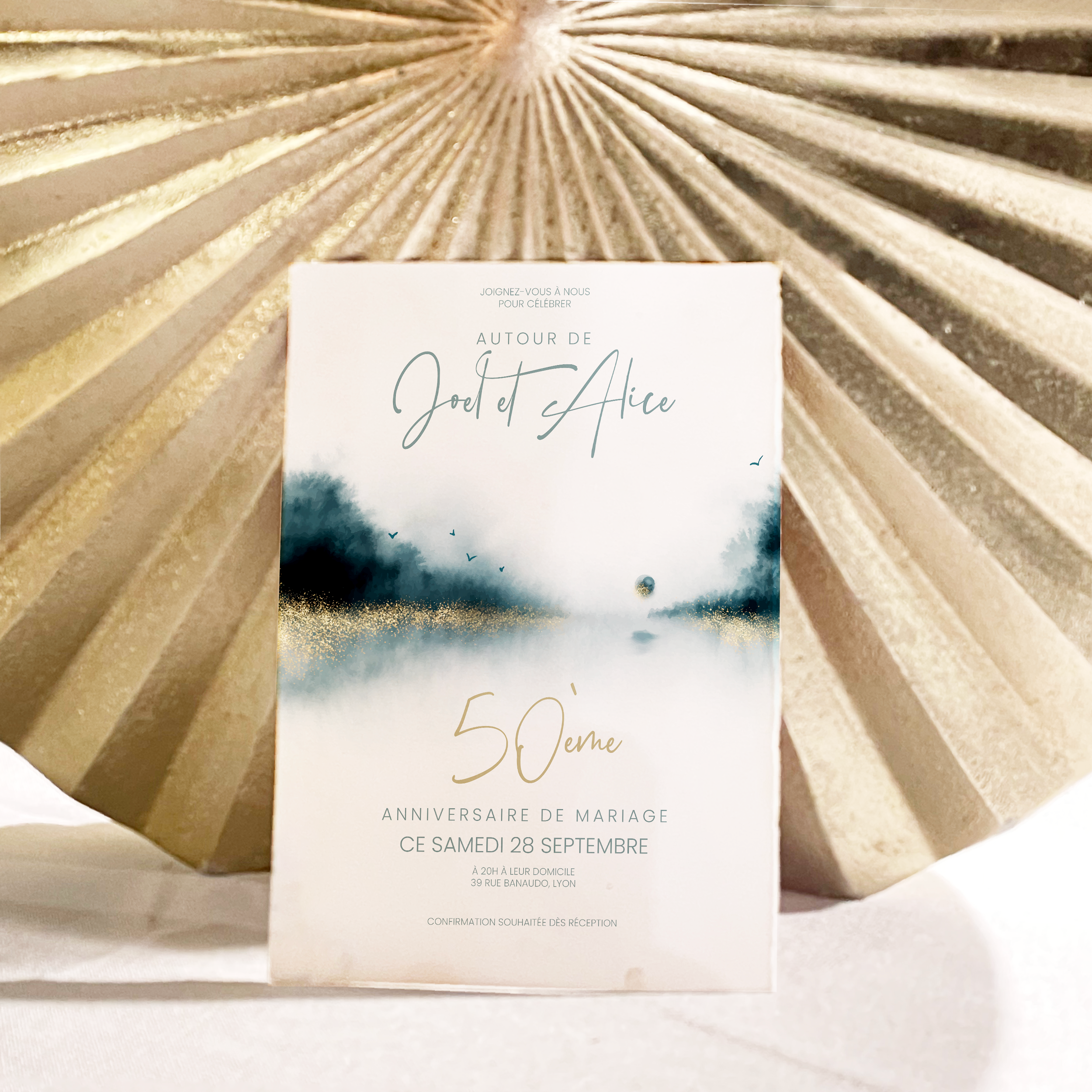 Feliz Aniversario - Le dessin met en lumière une dominante chromatique affirmée, adoucie par des marges sobres et une typographie nette. Nos créateurs ont conçu une invitation premium où l’équilibre prévaut. Nous assurons la personnalisation complète : vous nous confiez le texte, nous l’intégrons avec soin, harmonisons la palette et ajoutons un logo discret. Diffusée exclusivement au format digital, elle atteint vos invités immédiatement. Chaque détail – proportions, cadence, hiérarchie – a été pensé pour garantir fluidité et élégance. Une correspondance contemporaine, simple et raffinée.