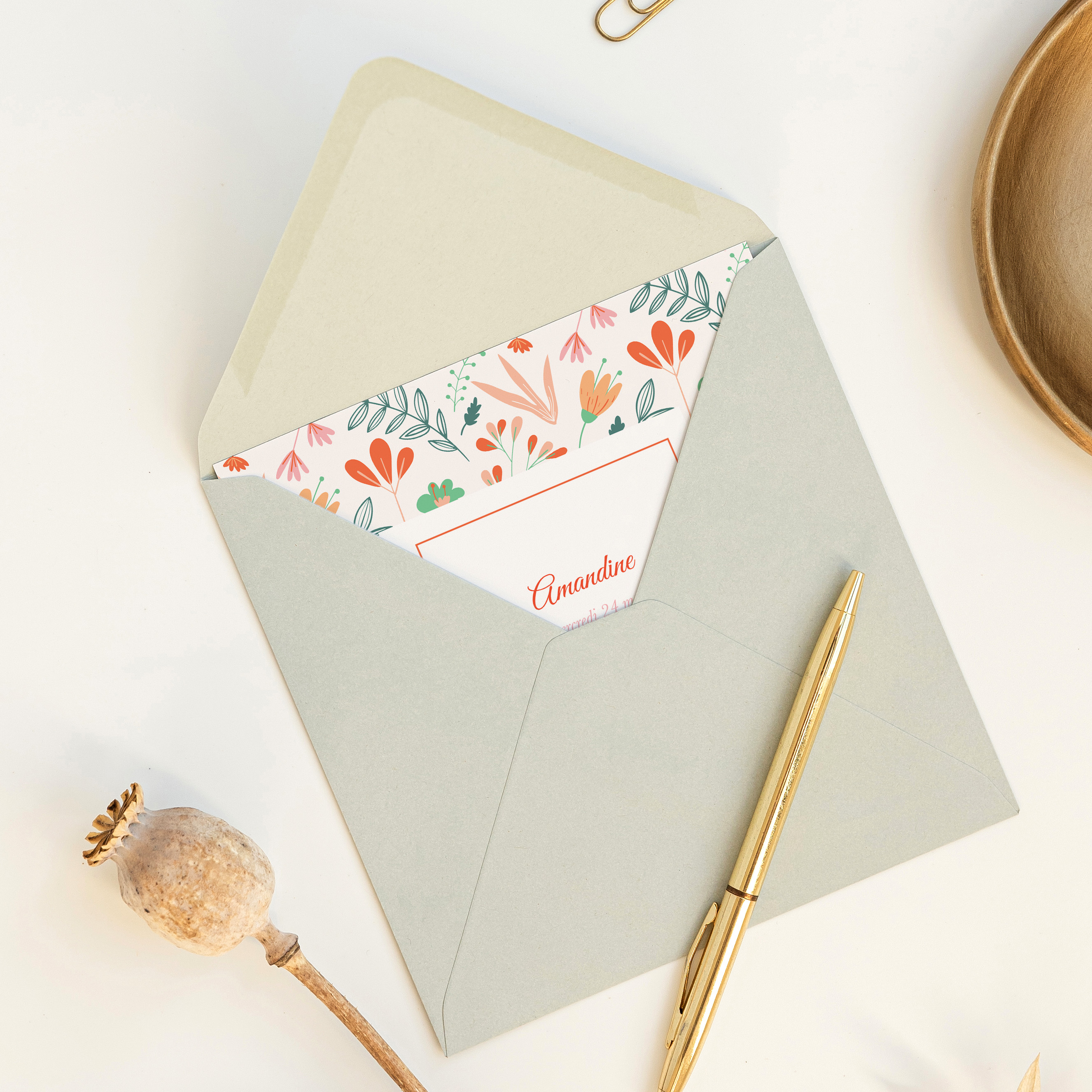 Motif à Fleur - Le dessin revendique une sobriété contemporaine : dominante chromatique claire, alignements précis, typographie lisible. Nos illustrateurs ont conçu un modèle premium qui laisse votre message respirer. Vous nous confiez le contenu ; nous le mettons en page avec soin, accordons la palette et ajoutons un logo discret selon vos besoins. 100% digitale, l’invitation rejoint vos invités en un instant. Les espacements réguliers, la cadence des titres et la structure limpide composent une élégance stable, pensée pour durer.