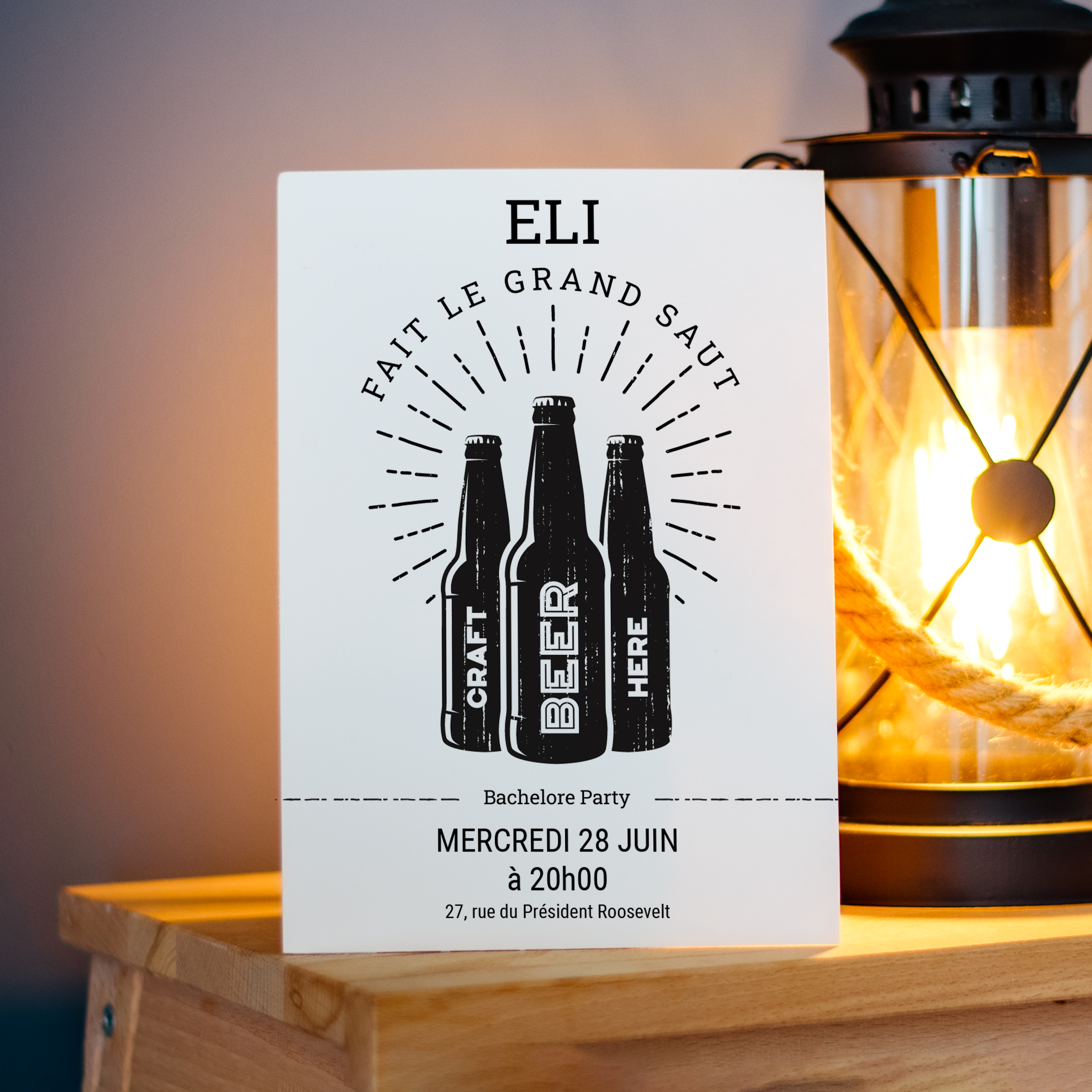 Bachelore Party - Le modèle adopte une élégance sobre : couleur dominante douce, marges aérées, typographie nette. Nos illustrateurs signent une esthétique premium qui privilégie la mesure. Nous réalisons la personnalisation complète : vous nous transmettez le texte, nous l’intégrons avec exactitude, ajustons les nuances et ajoutons un logo discret. 100% digitale, l’invitation parvient immédiatement à vos invités. Chaque choix – alignements, proportions, contrastes – a été calibré pour préserver fluidité et raffinement. Une correspondance contemporaine, simple et durable.