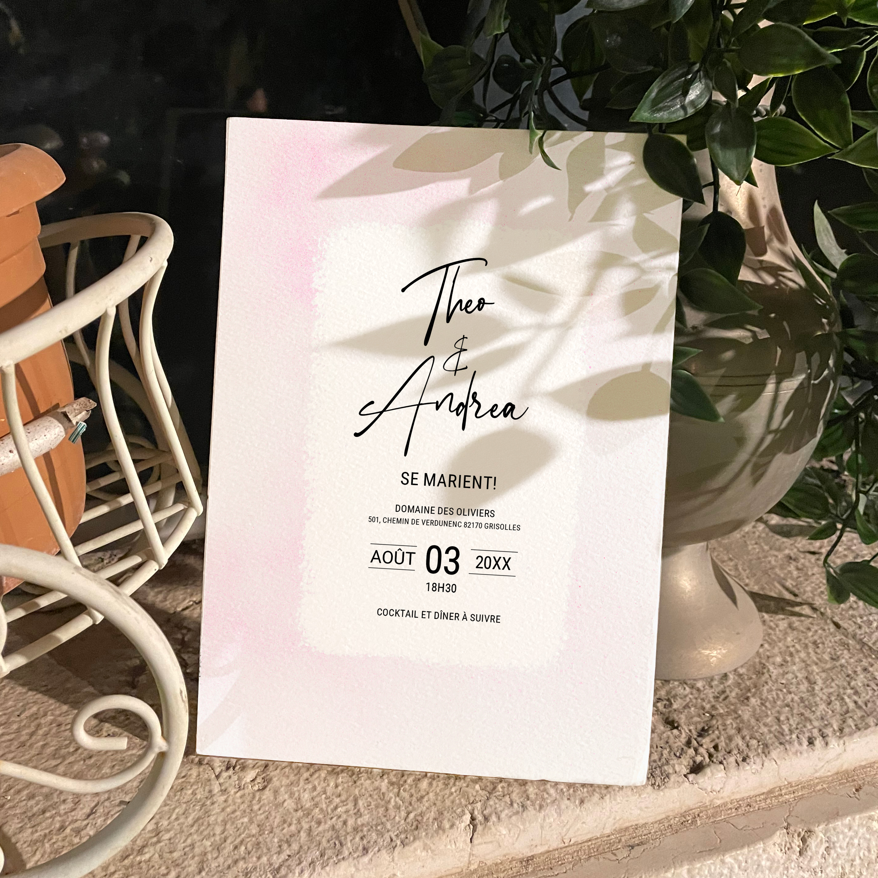 Aqua-pink - Le dessin privilégie la lisibilité essentielle : dominante chromatique claire, marges aérées, typographie précise. Nos illustrateurs ont conçu un modèle premium où la mesure devient signature. Nous assurons la personnalisation sur mesure : intégration de votre texte, harmonisation des teintes, ajout d’un logo discret. Entièrement digitale, l’invitation parvient immédiatement à vos invités. Chaque choix – hiérarchie, contrastes, proportions – a été calibré pour une élégance durable. Une correspondance contemporaine, simple et raffinée.