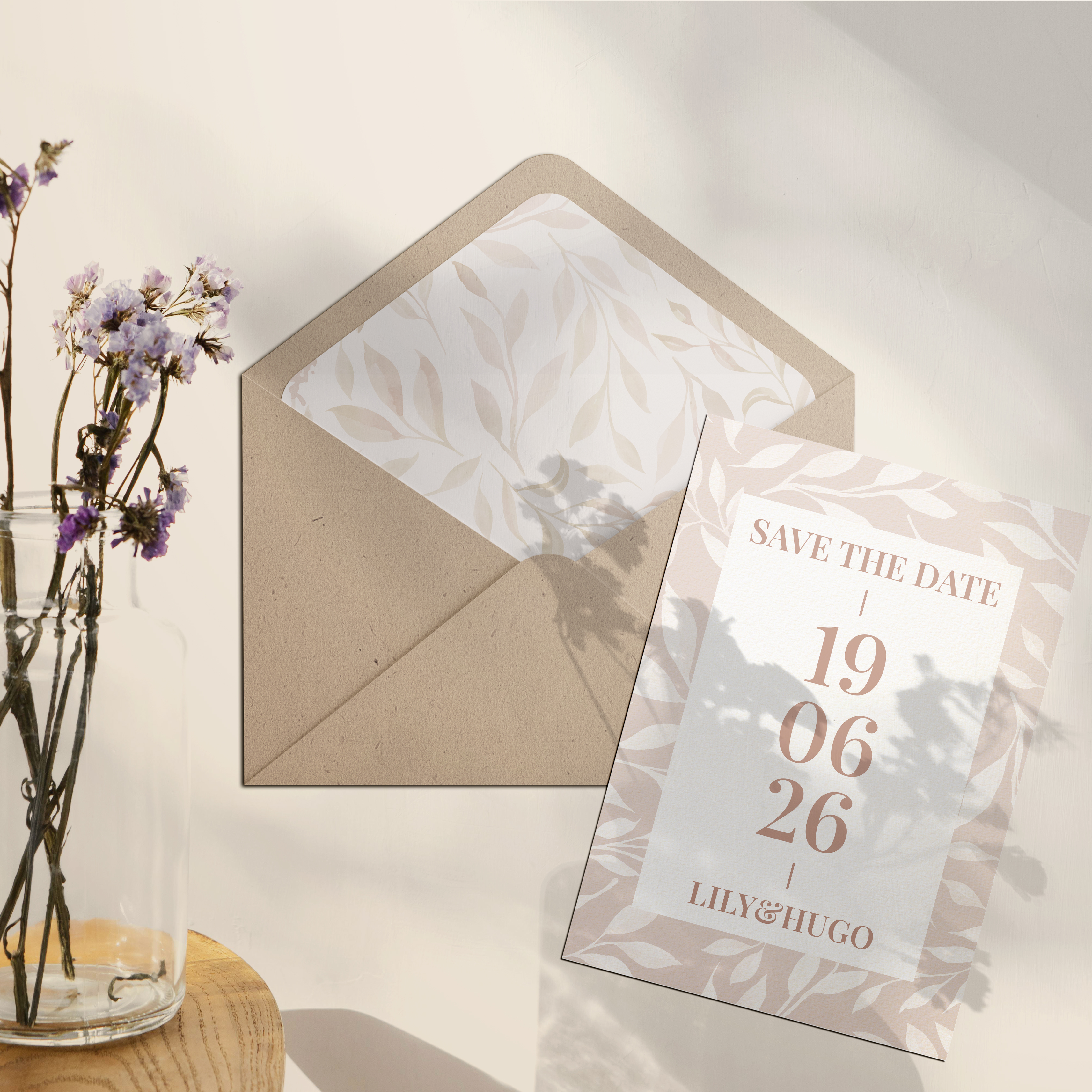 Vieux Rose - Cette invitation explore une palette tenue où la couleur dominante installe une lumière douce. La construction, régulière et lisible, met vos mots au premier plan. Imaginée par nos illustrateurs, elle privilégie l’équilibre entre rigueur et sensibilité. Nous assurons la personnalisation : intégration du texte, harmonisation des teintes, ajout d’un logo discret si besoin. Entièrement digitale, elle est envoyée immédiatement à vos invités. Le rendu final associe justesse et sobriété pour une présence haut de gamme, discrète et durable. Une correspondance moderne, posée et élégante.