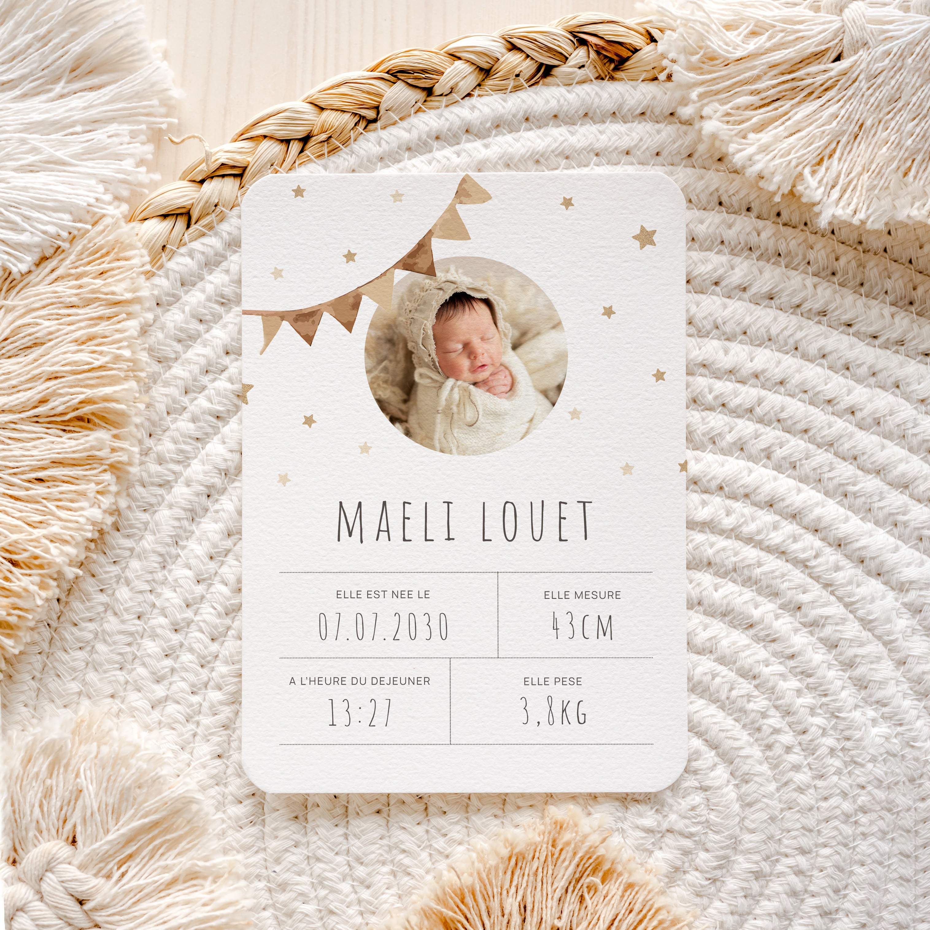 Estrella - Le modèle revendique une rigueur discrète : dominante chromatique affirmée, proportions équilibrées, typographie nette. Conçu par nos créateurs, il propose une esthétique premium qui repose sur la stabilité. Vous nous confiez votre texte ; nous le mettons en page avec exactitude, harmonisons les nuances et ajoutons un logo discret. Entièrement digitale, l’invitation se diffuse instantanément. Les rapports d’échelle, la hiérarchie claire et les contrastes mesurés garantissent une expérience fluide et élégante. Une correspondance contemporaine, fiable et raffinée.