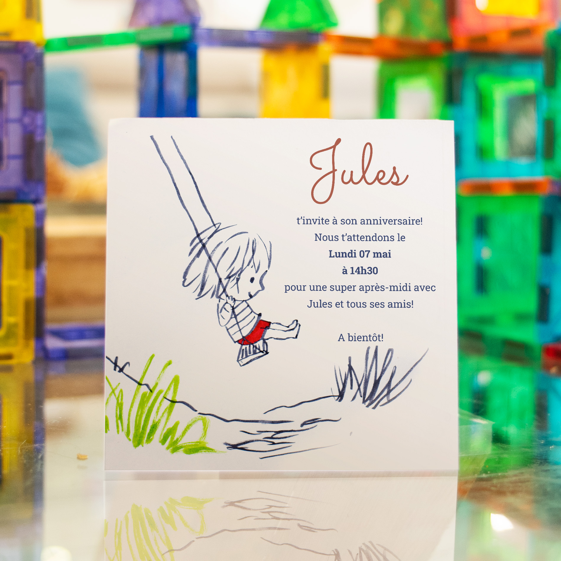 Balançoire - Le dessin affirme une sobriété contemporaine : couleur dominante claire, marges équilibrées, typographie posée. Nos créateurs signent un modèle premium qui s’impose par sa stabilité. Vous nous confiez votre texte ; nous le composons avec soin, harmonisons les couleurs et ajoutons un logo discret. 100% digitale, l’invitation atteint vos invités immédiatement. Chaque détail – proportions, contrastes, structure – a été pensé pour assurer fluidité et élégance. Une correspondance moderne, fiable et claire.