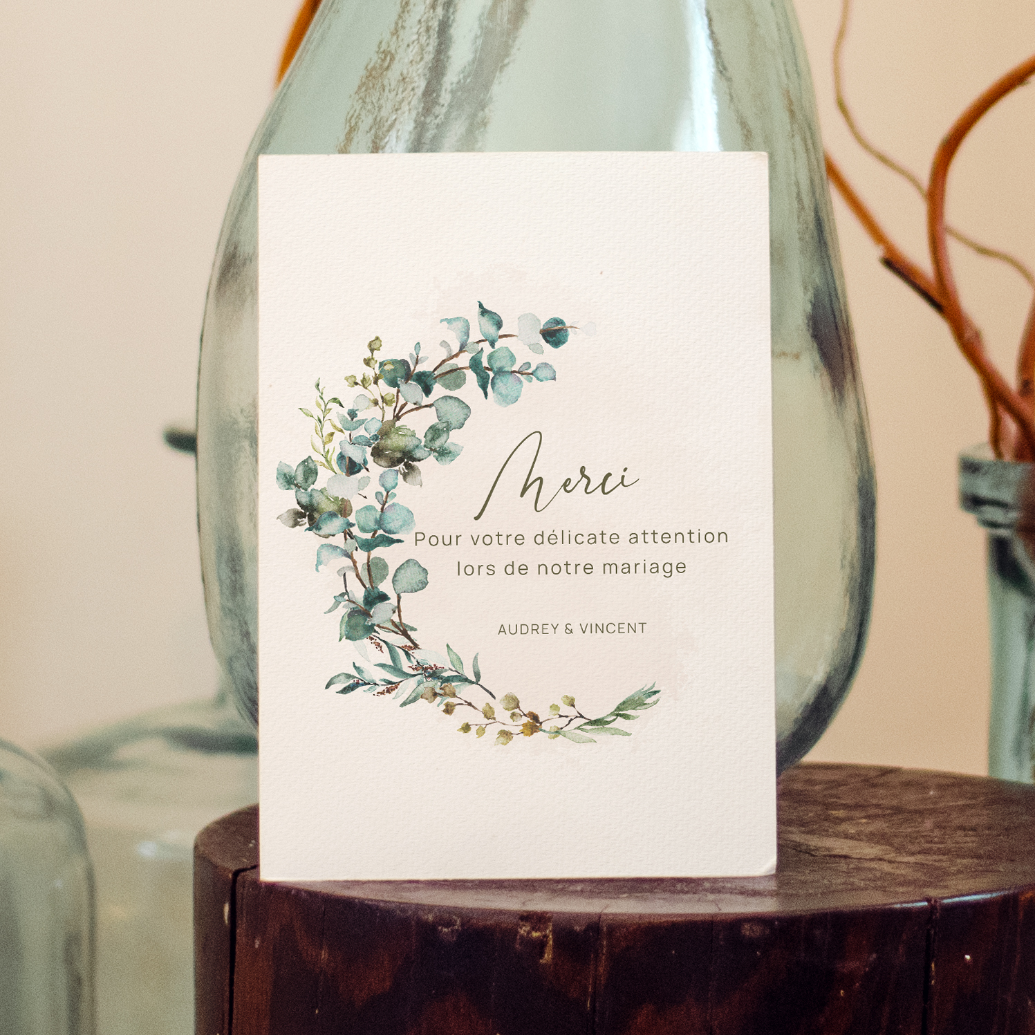 Eucaliptus Scent Merci - Le dessin affirme une sobriété lumineuse : couleur dominante claire, marges régulières, typographie nette. Nos illustrateurs signent un modèle premium qui privilégie l’équilibre et la lisibilité. Nous assurons la personnalisation complète : vous nous confiez le texte, nous l’intégrons, harmonisons la palette et ajoutons un logo discret. 100% digitale, l’invitation atteint vos invités sans délai. Chaque détail – proportions, cadence, alignements – a été pensé pour préserver fluidité et raffinement. Une correspondance contemporaine, simple et élégante.