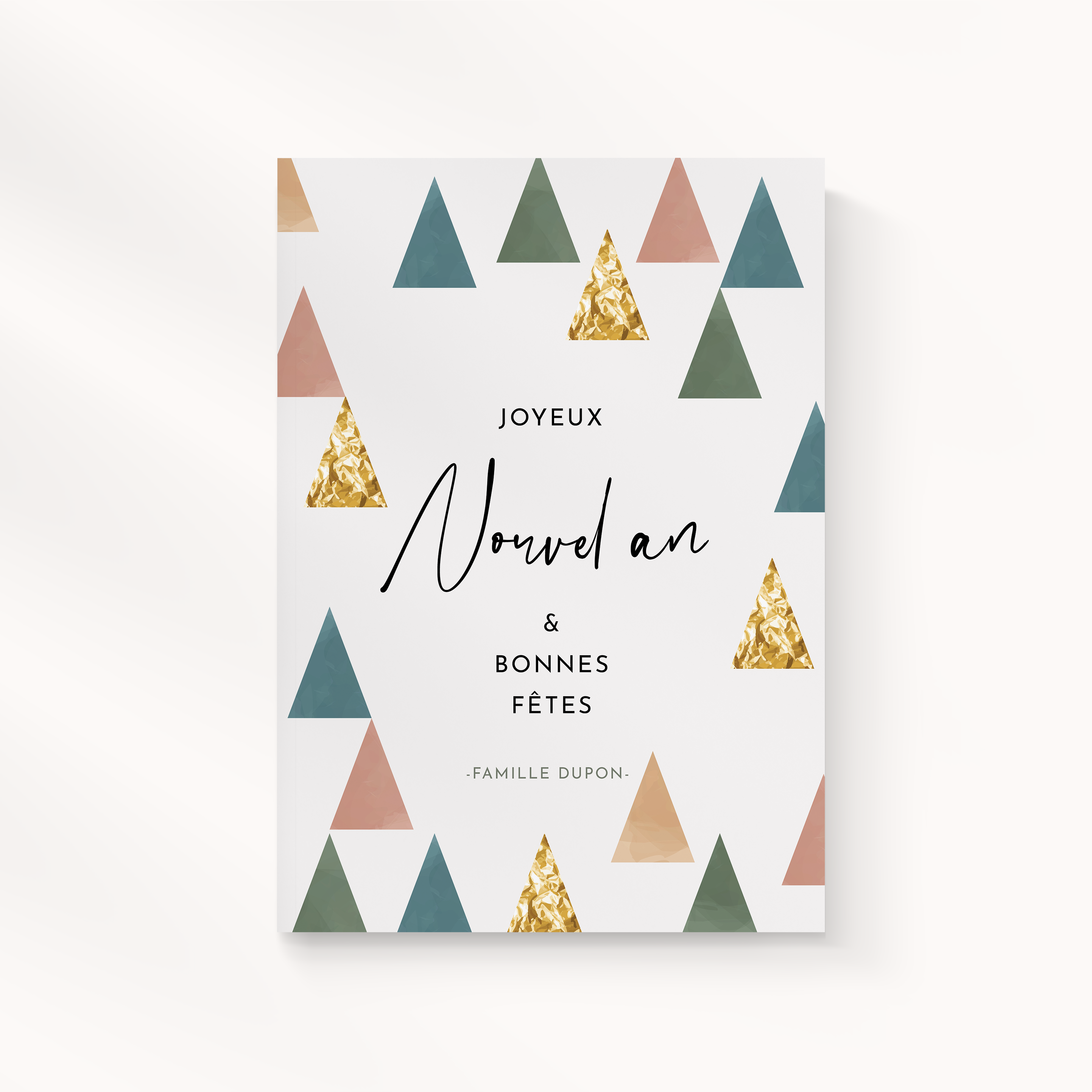 Little Forest - Le dessin met en avant une sobriété élégante : couleur dominante douce, proportions régulières, typographie claire. Nos illustrateurs signent une invitation premium qui magnifie la clarté. Nous assurons la personnalisation complète : vous nous confiez le texte, nous l’intégrons, harmonisons les teintes et ajoutons un logo discret. 100% digitale, elle atteint vos invités immédiatement. Chaque paramètre – alignements, cadence, marges – a été calibré pour garantir fluidité et justesse. Une correspondance contemporaine, simple et raffinée.