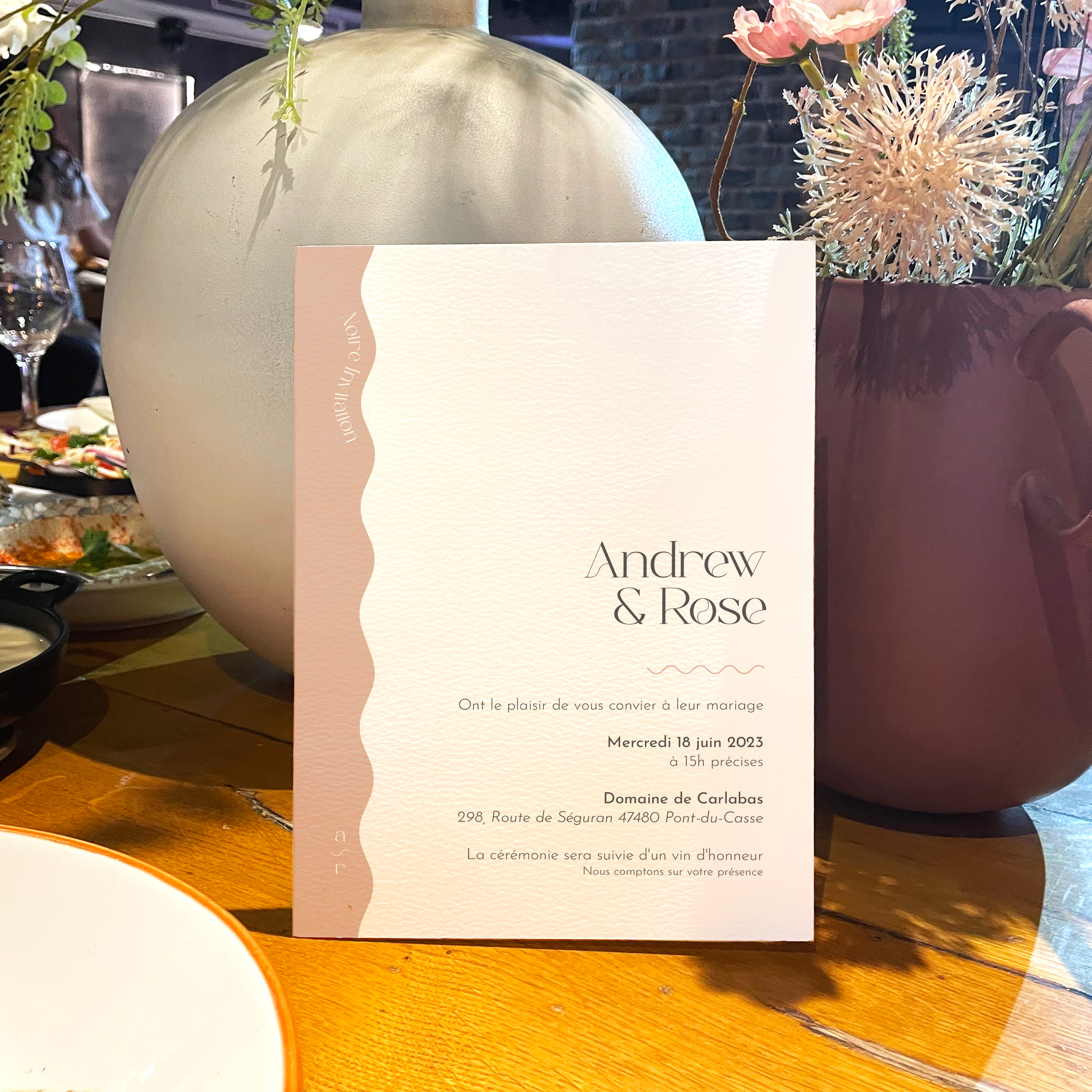 Wavy Invitation - Cette invitation se distingue par une dominante chromatique douce, accompagnée d’une structure nette et d’une typographie claire. Nos créateurs ont privilégié une esthétique premium où chaque détail sert la lisibilité. Nous assurons la personnalisation : vous nous confiez le texte, nous l’intégrons avec soin, ajustons la palette et ajoutons un logo discret si nécessaire. Entièrement digitale, elle rejoint vos invités instantanément. Chaque élément – marges, proportions, contrastes – a été travaillé pour une présence durable et élégante. Une correspondance contemporaine, sobre et raffinée, idéale pour vos moments essentiels.