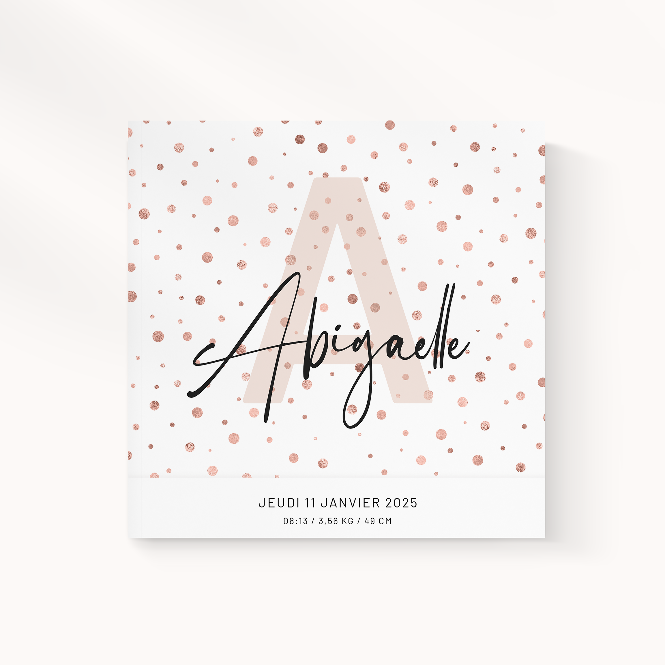 Petits Pois Roses - Le dessin met en avant une rigueur posée : dominante chromatique affirmée, proportions régulières, typographie claire. Nos illustrateurs ont voulu une esthétique premium où l’équilibre prime. Vous nous confiez le texte ; nous le composons avec précision, accordons les teintes et ajoutons un logo discret. Diffusée exclusivement en digital, l’invitation parvient immédiatement à vos invités. Les contrastes maîtrisés, la hiérarchie stable et l’ordonnancement des blocs assurent une lecture fluide et élégante. Une correspondance moderne et fiable.