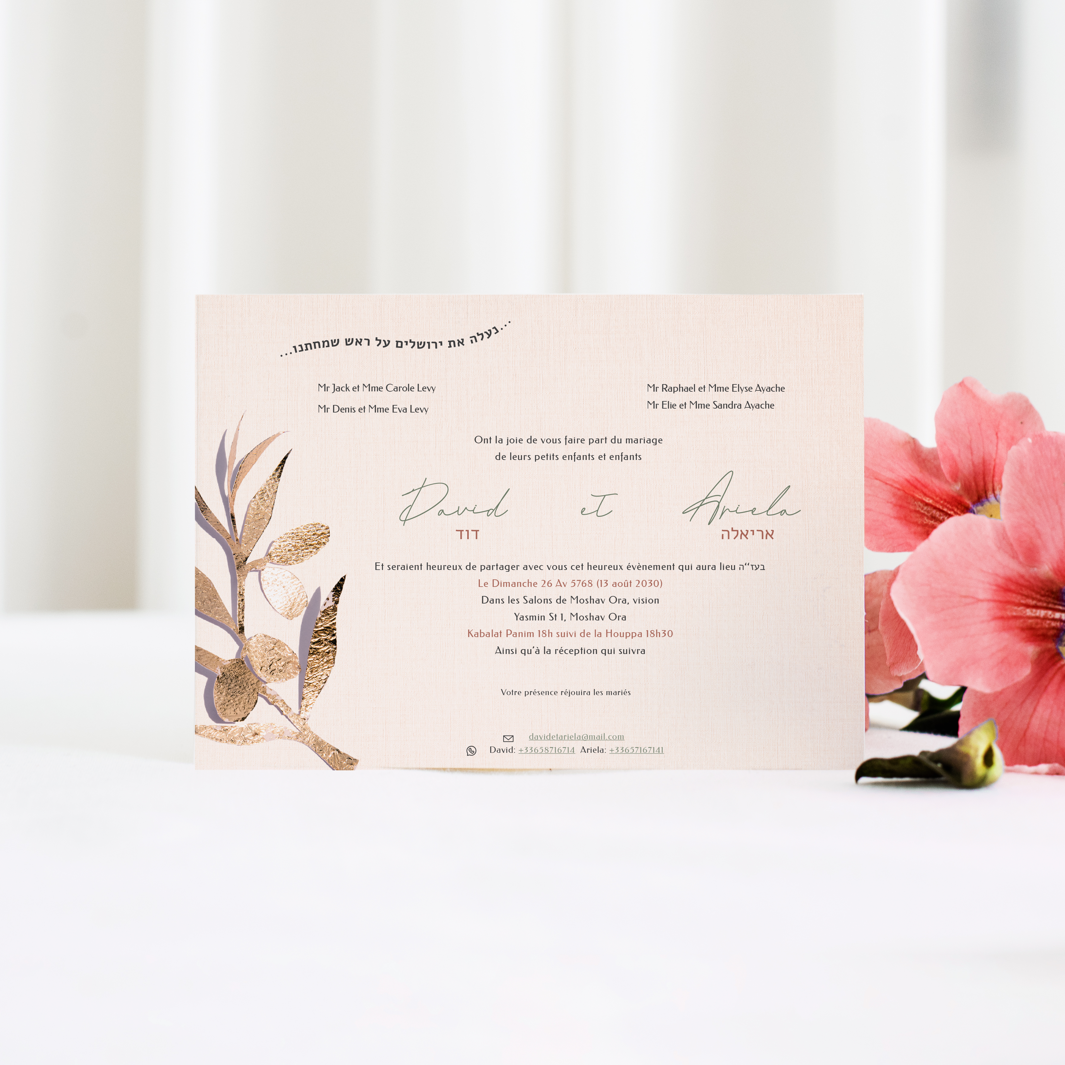 Olive Gold Leaf - Le dessin valorise une simplicité lumineuse : couleur dominante claire, marges équilibrées, typographie nette. Nos créateurs ont conçu une invitation premium qui met en avant clarté et justesse. Nous assurons la personnalisation sur mesure : vous nous confiez le texte, nous l’intégrons, ajustons la palette et ajoutons un logo discret. 100% digitale, elle atteint vos invités instantanément. Chaque choix – proportions, contrastes, alignements – a été pensé pour garantir fluidité et élégance. Une correspondance contemporaine, sobre et fiable.