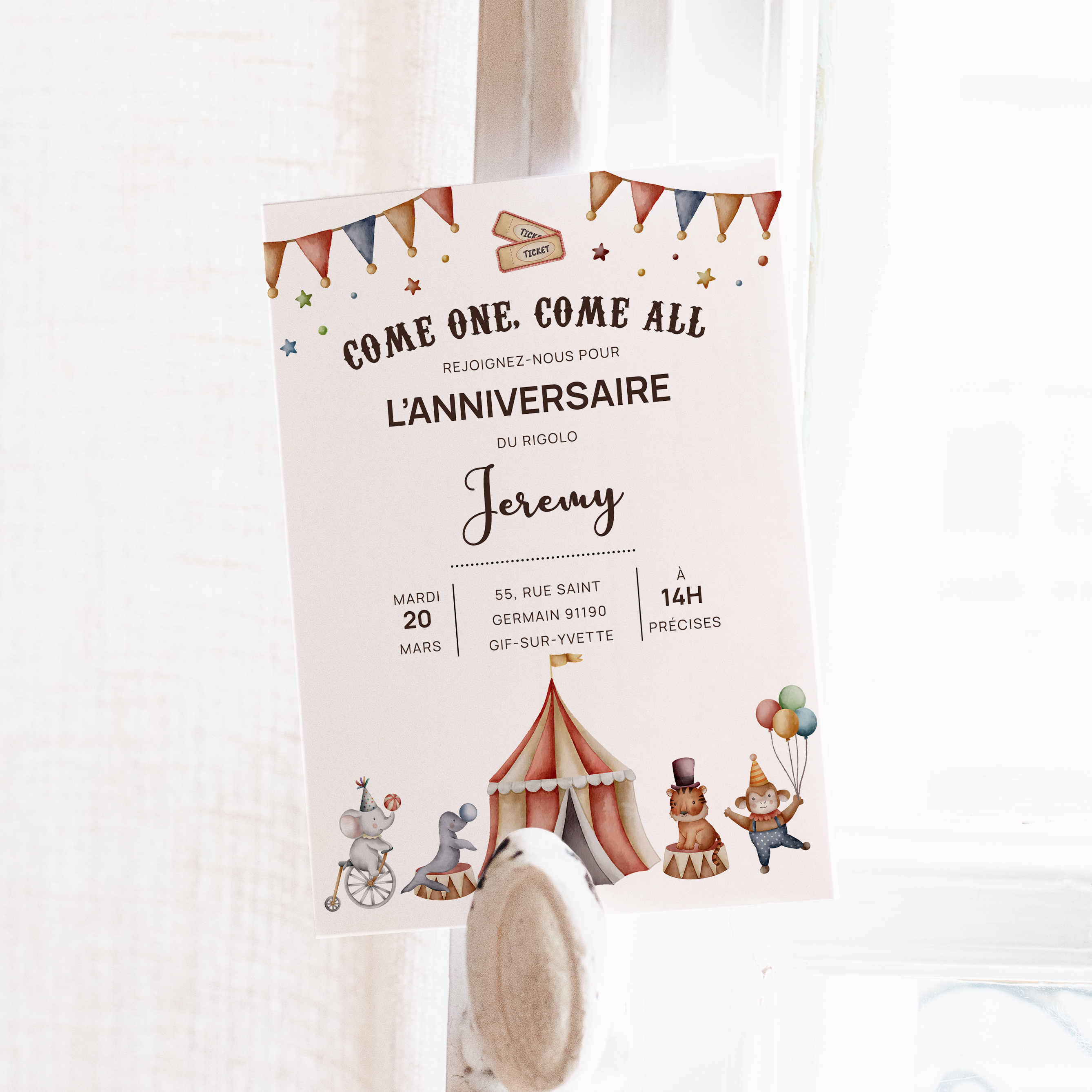 Drôle De Cirque - Le dessin met en avant une modernité posée : dominante chromatique douce, marges équilibrées, typographie claire. Nos illustrateurs signent une invitation premium qui associe retenue et précision. Nous assurons la personnalisation complète : vous nous confiez le texte, nous le composons, harmonisons les couleurs et ajoutons un logo discret. Entièrement digitale, elle se partage instantanément. Les proportions stables, la hiérarchie lisible et la cadence typographique composent une élégance tranquille, propice aux annonces comme aux invitations.