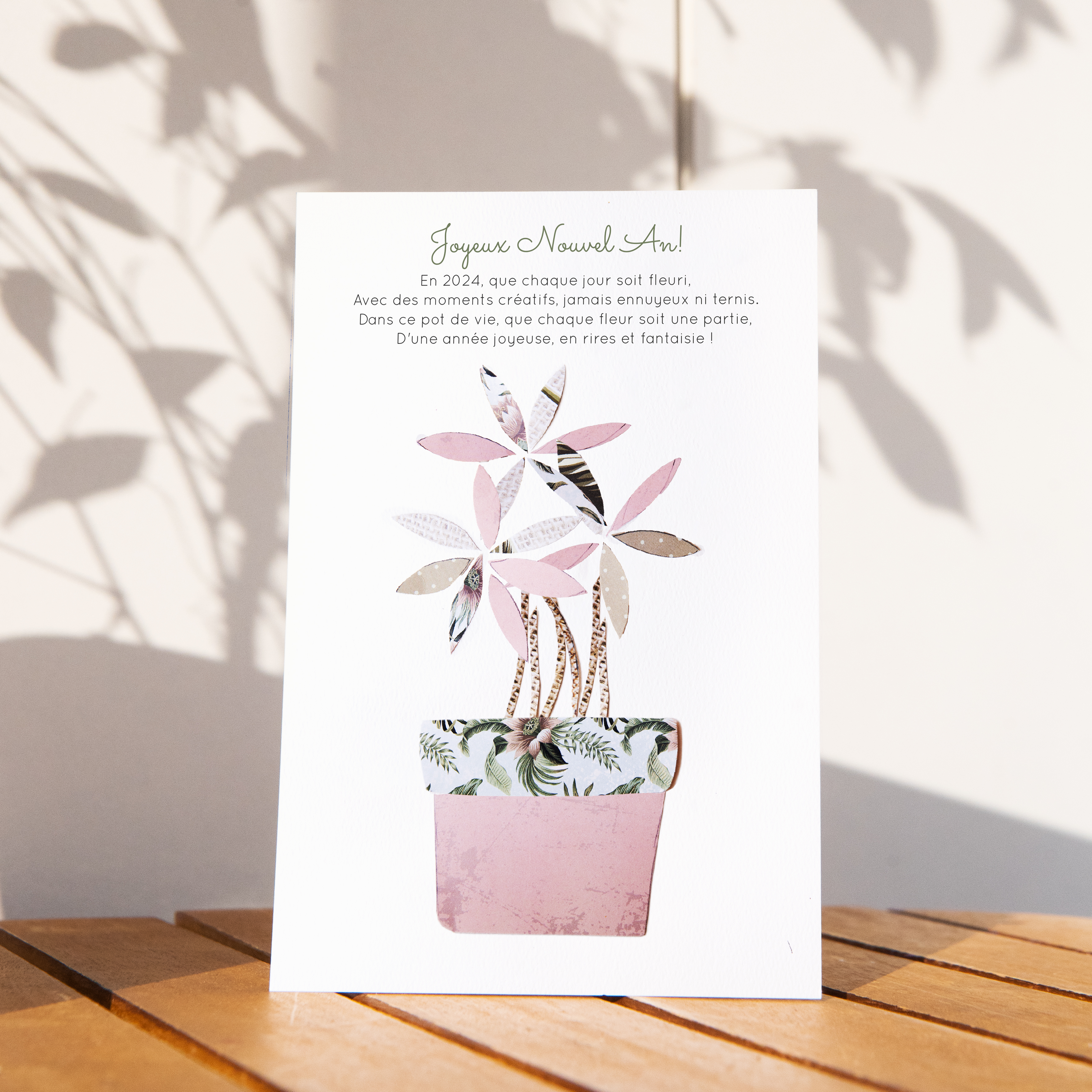 Collage Pot De Fleurs - Cette invitation affirme une rigueur posée : couleur dominante affirmée, marges régulières, typographie nette. Nos créateurs ont conçu un modèle premium qui associe précision et élégance. Nous réalisons la personnalisation sur mesure : vous nous transmettez le texte, nous le composons avec exactitude, harmonisons les teintes et ajoutons un logo discret. 100% digitale, elle atteint vos invités sans délai. Chaque paramètre – contrastes, proportions, cadence – a été calibré pour préserver fluidité et justesse. Une correspondance contemporaine, fiable et raffinée.