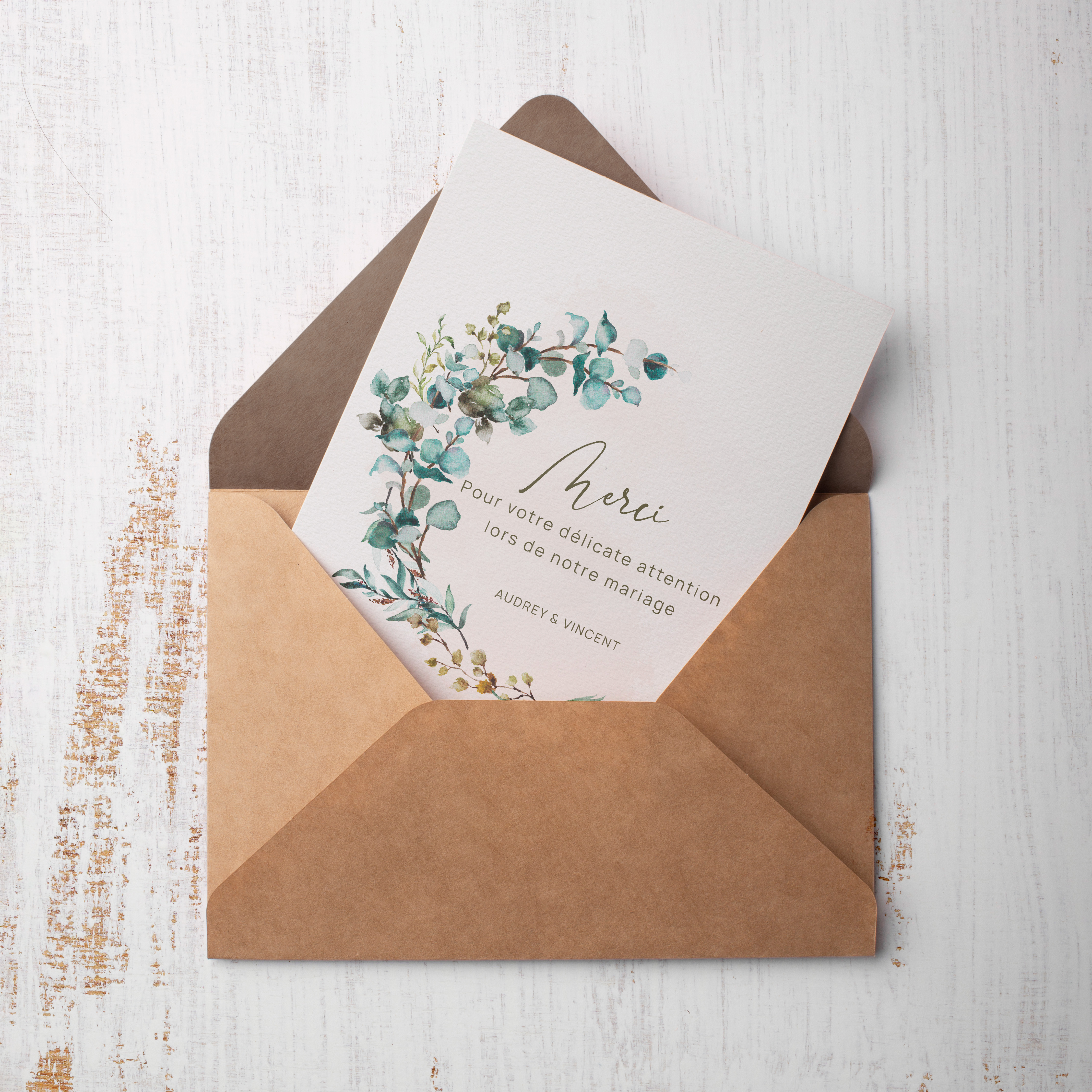 Eucaliptus Scent Merci - Le dessin affirme une sobriété lumineuse : couleur dominante claire, marges régulières, typographie nette. Nos illustrateurs signent un modèle premium qui privilégie l’équilibre et la lisibilité. Nous assurons la personnalisation complète : vous nous confiez le texte, nous l’intégrons, harmonisons la palette et ajoutons un logo discret. 100% digitale, l’invitation atteint vos invités sans délai. Chaque détail – proportions, cadence, alignements – a été pensé pour préserver fluidité et raffinement. Une correspondance contemporaine, simple et élégante.