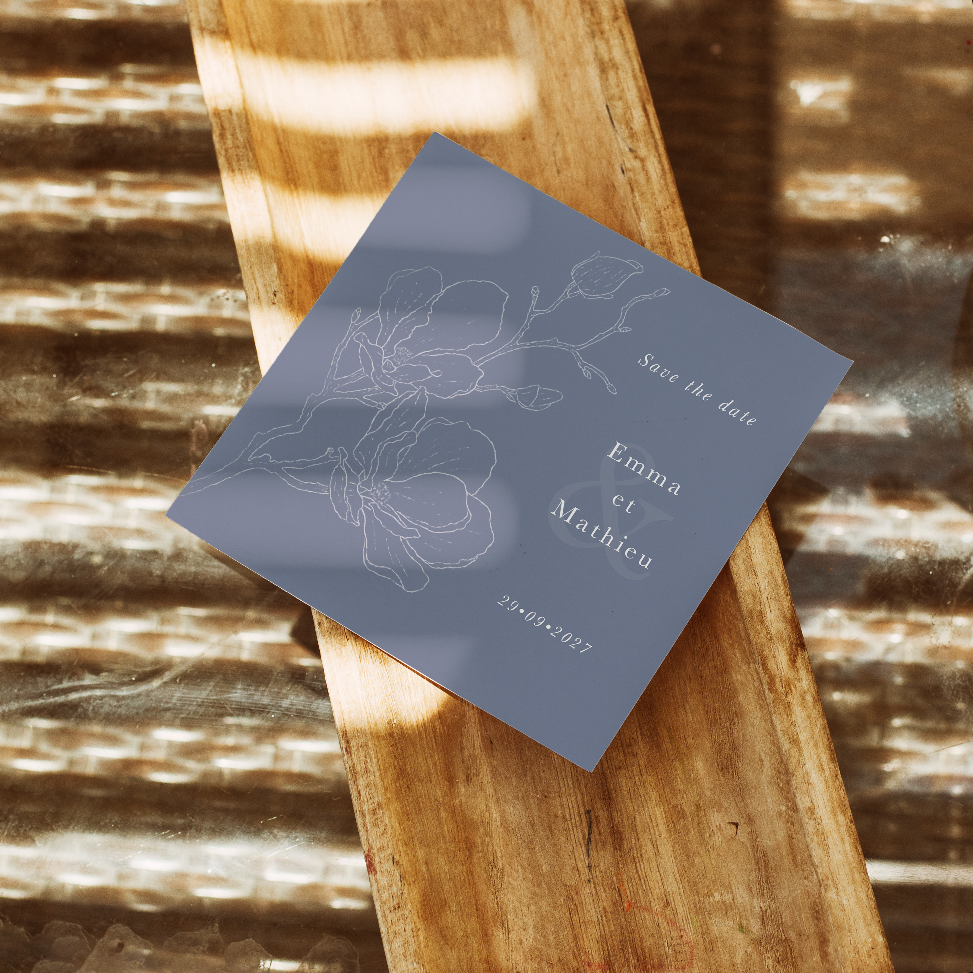 Outline Flower Blue - Le dessin affirme une sobriété claire : dominante chromatique posée, proportions équilibrées, typographie exacte. Conçue par nos créateurs, l’invitation installe un cadre premium au service de vos mots. Nous prenons en charge la personnalisation : vous nous envoyez votre texte, nous le composons avec soin, harmonisons la palette et ajoutons un logo discret si nécessaire. Diffusée exclusivement en numérique, elle parvient immédiatement à vos invités. Chaque choix – contraste, hiérarchie, cadence – a été mesuré pour garantir fluidité et élégance. Une correspondance contemporaine, simple et durable.