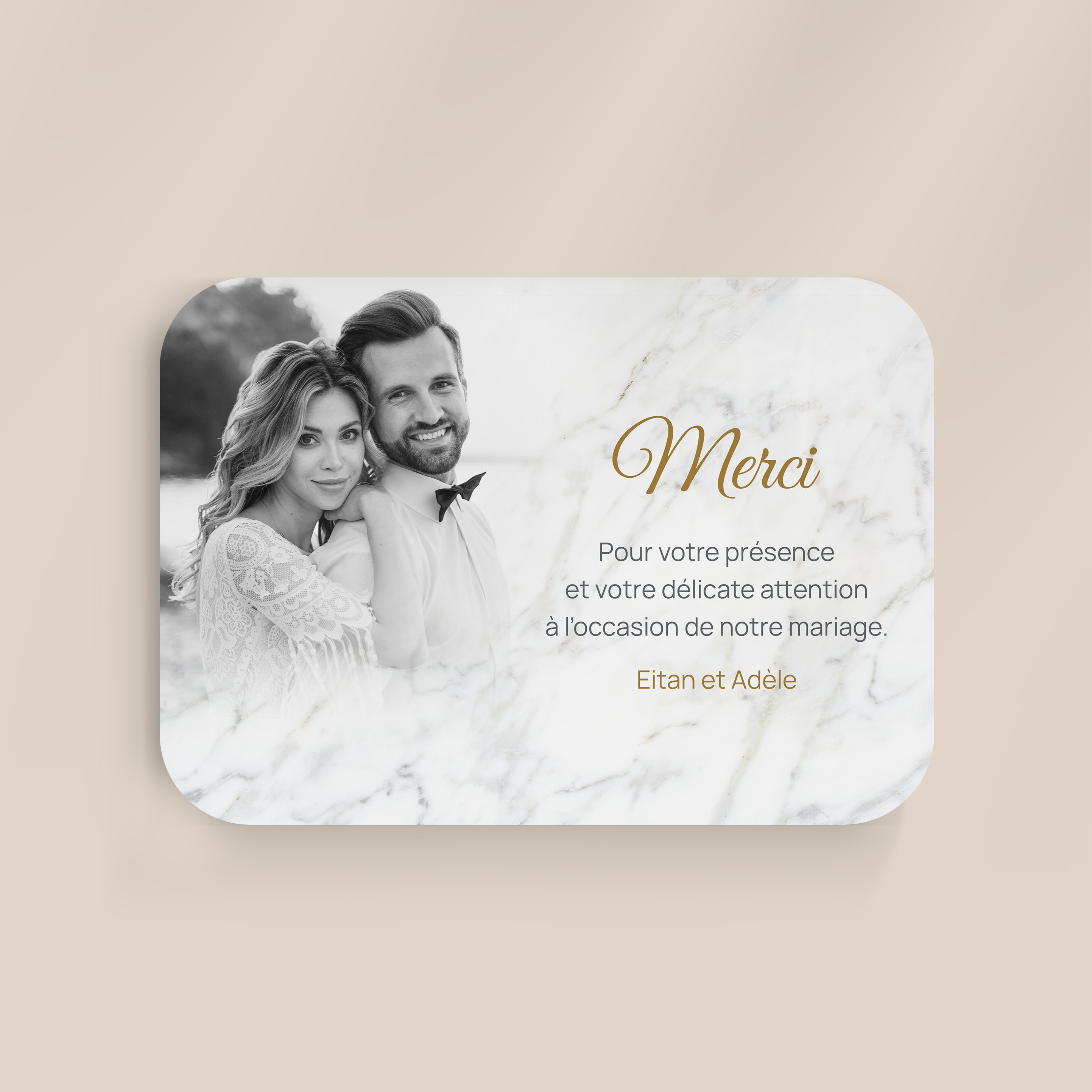 Marbre Merci - Cette invitation privilégie une rigueur contemporaine : couleur dominante douce, marges régulières, typographie claire. Nos créateurs signent une esthétique premium qui conjugue cohérence et retenue. Vous nous confiez le texte ; nous l’intégrons avec précision, ajustons la palette et ajoutons un logo discret. Diffusée exclusivement au format numérique, elle atteint vos invités sans délai. Chaque détail – proportions, alignements, contrastes – a été pensé pour préserver fluidité et élégance. Une correspondance sobre, stable et raffinée.