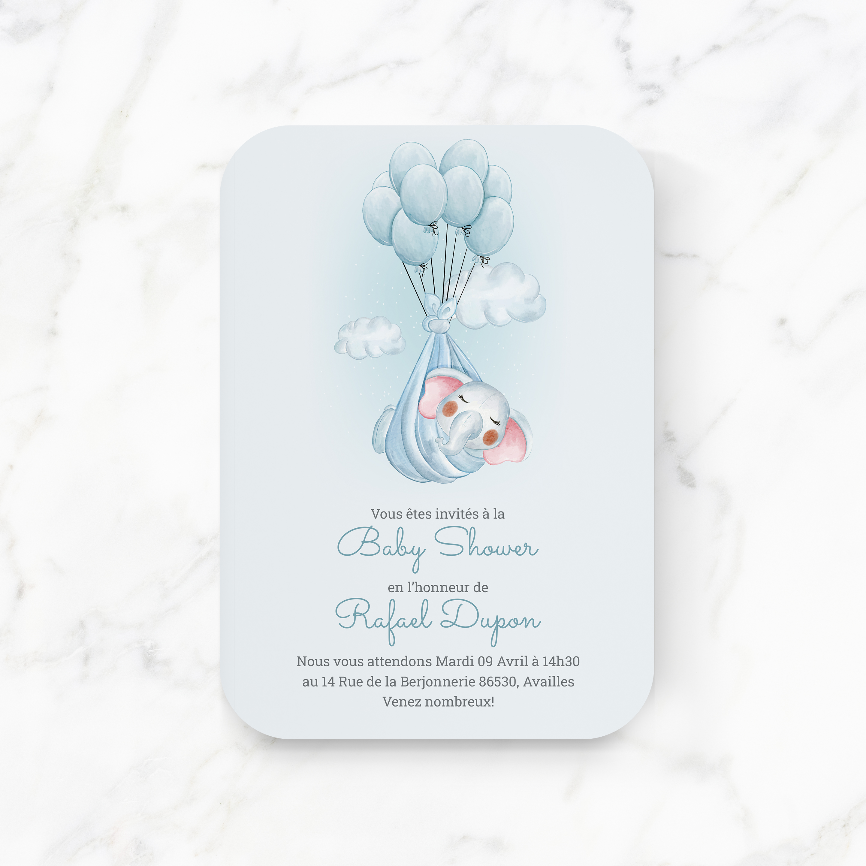 Elefant Shower Blue - Cette invitation privilégie la sobriété contemporaine : couleur dominante douce, marges régulières, typographie claire. Nos créateurs signent une esthétique premium qui allie retenue et élégance. Vous nous confiez le texte ; nous l’intégrons avec soin, réglons la palette et ajoutons un logo discret. Entièrement digitale, elle atteint vos invités immédiatement. Chaque choix – proportions, alignements, contrastes – a été calibré pour garantir fluidité et harmonie. Une correspondance moderne, fiable et raffinée.