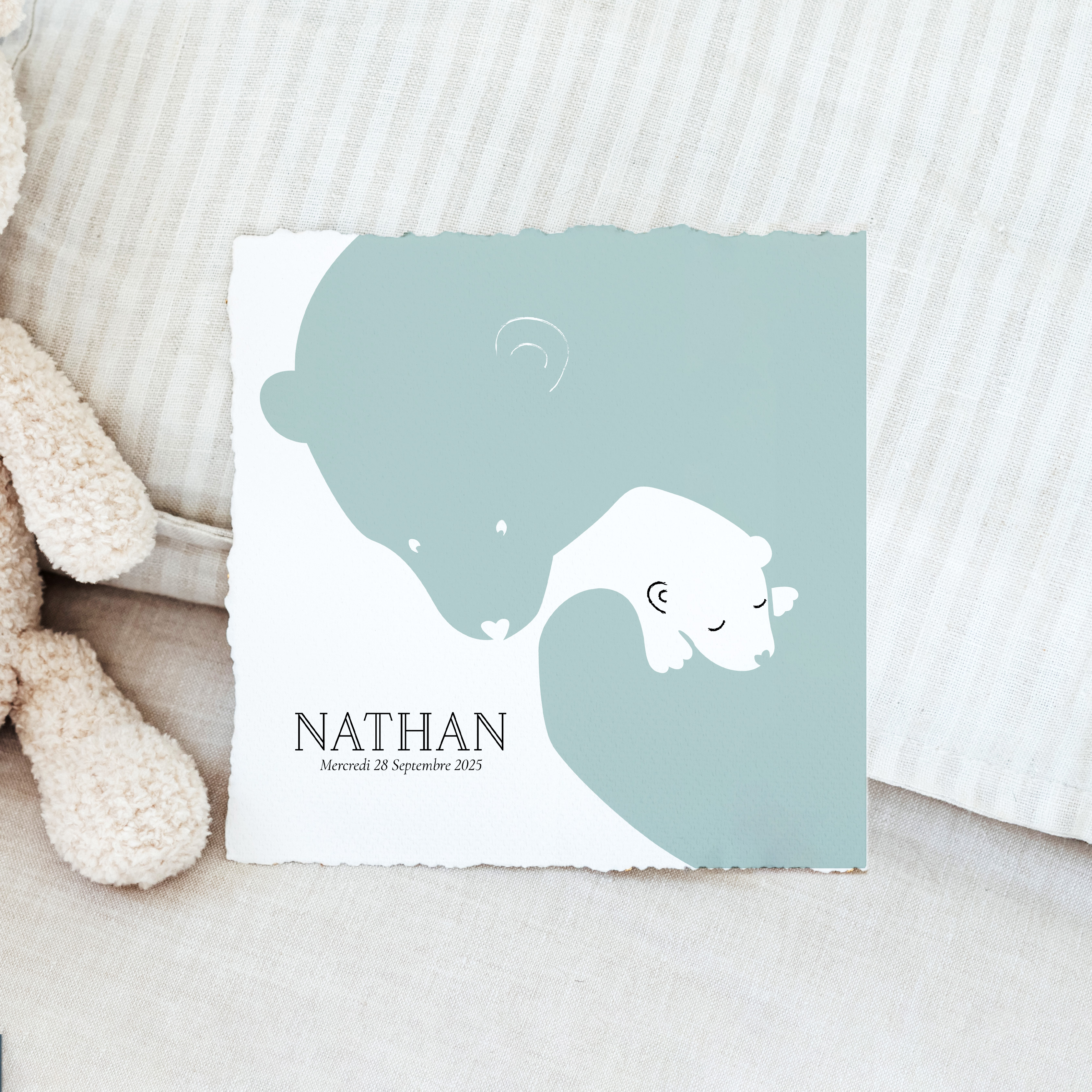Loving Bear - Tout en nuances de bleu tendre, l’invitation Loving Bear met en avant un adorable ours, compagnon imaginaire de l’enfance et symbole de douceur. Conçue pour annoncer une baby shower, elle traduit l’émotion d’un moment rare, celui de partager avec ses proches l’attente joyeuse d’un nouveau-né. Le graphisme délicat, à la fois enfantin et raffiné, crée une atmosphère rassurante et poétique. Chaque détail reflète l’attention portée par nos créateurs, qui ont imaginé une mise en scène à la fois tendre et élégante. Vous nous confiez vos mots et nous les intégrons avec soin, en adaptant si nécessaire les couleurs ou en ajoutant un logo discret. Diffusée au format numérique, Loving Bear rejoint immédiatement vos invités et transforme votre annonce en un souvenir marquant. Plus qu’une simple carte, c’est une invitation emplie d’affection et de raffinement, qui illustre la poésie de l’enfance et la magie d’une attente partagée.
