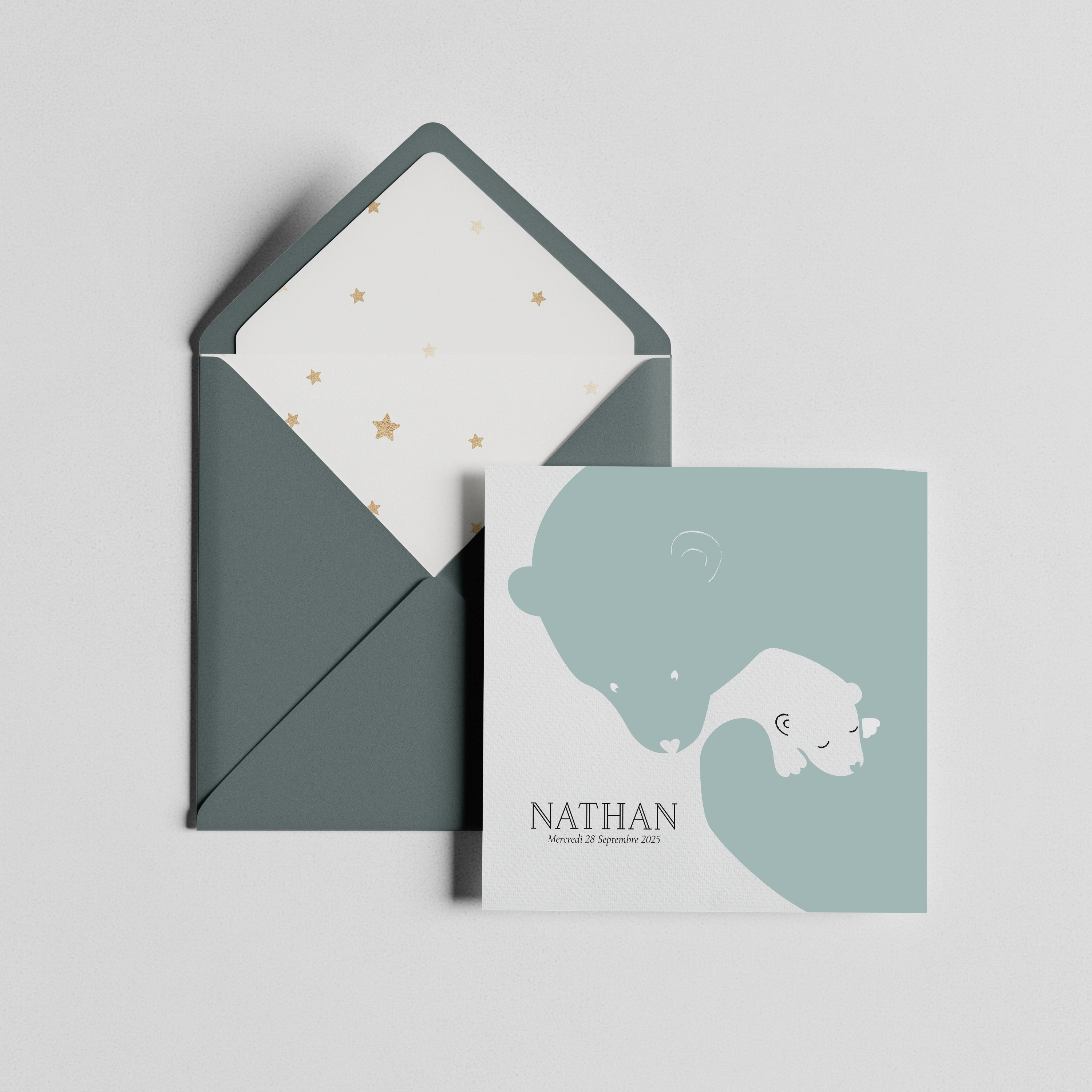 Loving Bear - Tout en nuances de bleu tendre, l’invitation Loving Bear met en avant un adorable ours, compagnon imaginaire de l’enfance et symbole de douceur. Conçue pour annoncer une baby shower, elle traduit l’émotion d’un moment rare, celui de partager avec ses proches l’attente joyeuse d’un nouveau-né. Le graphisme délicat, à la fois enfantin et raffiné, crée une atmosphère rassurante et poétique. Chaque détail reflète l’attention portée par nos créateurs, qui ont imaginé une mise en scène à la fois tendre et élégante. Vous nous confiez vos mots et nous les intégrons avec soin, en adaptant si nécessaire les couleurs ou en ajoutant un logo discret. Diffusée au format numérique, Loving Bear rejoint immédiatement vos invités et transforme votre annonce en un souvenir marquant. Plus qu’une simple carte, c’est une invitation emplie d’affection et de raffinement, qui illustre la poésie de l’enfance et la magie d’une attente partagée.