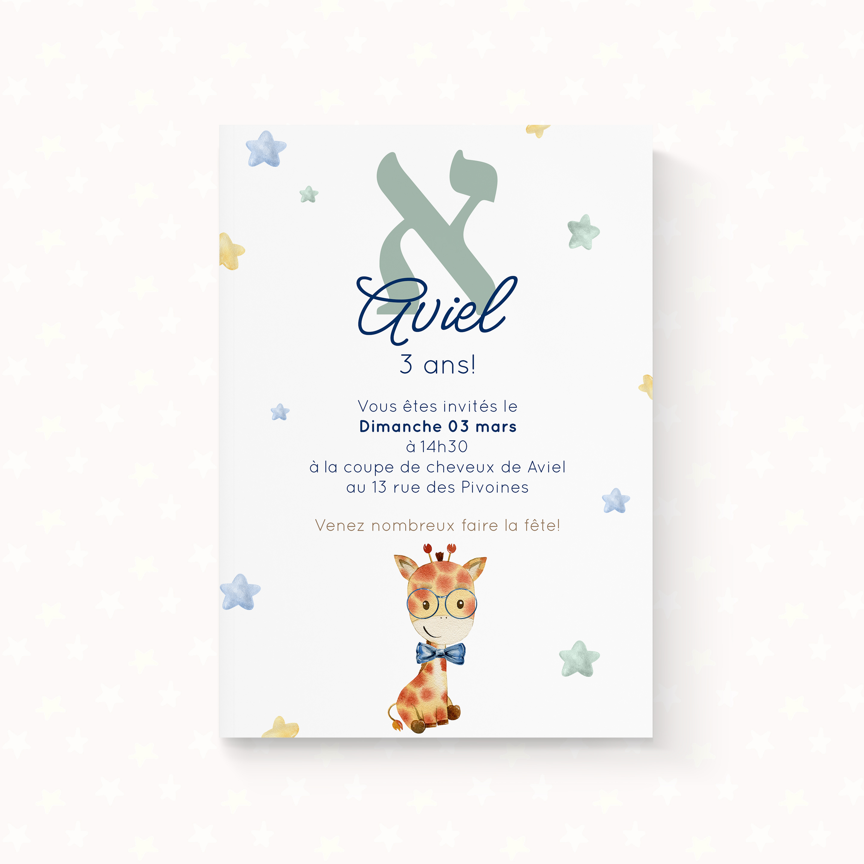 Mimi Girafa - Cette invitation met en avant une rigueur graphique : dominante chromatique affirmée, grille régulière, typographie nette. Nos créateurs ont voulu une esthétique premium, stable et élégante. Vous nous confiez le texte ; nous l’intégrons avec exactitude, accordons les teintes et ajoutons un logo discret. Diffusée uniquement au format numérique, elle atteint vos invités immédiatement. Les proportions équilibrées, la hiérarchie claire et les contrastes posés garantissent une lecture fluide. Une correspondance moderne et durable, qui privilégie l’essentiel.