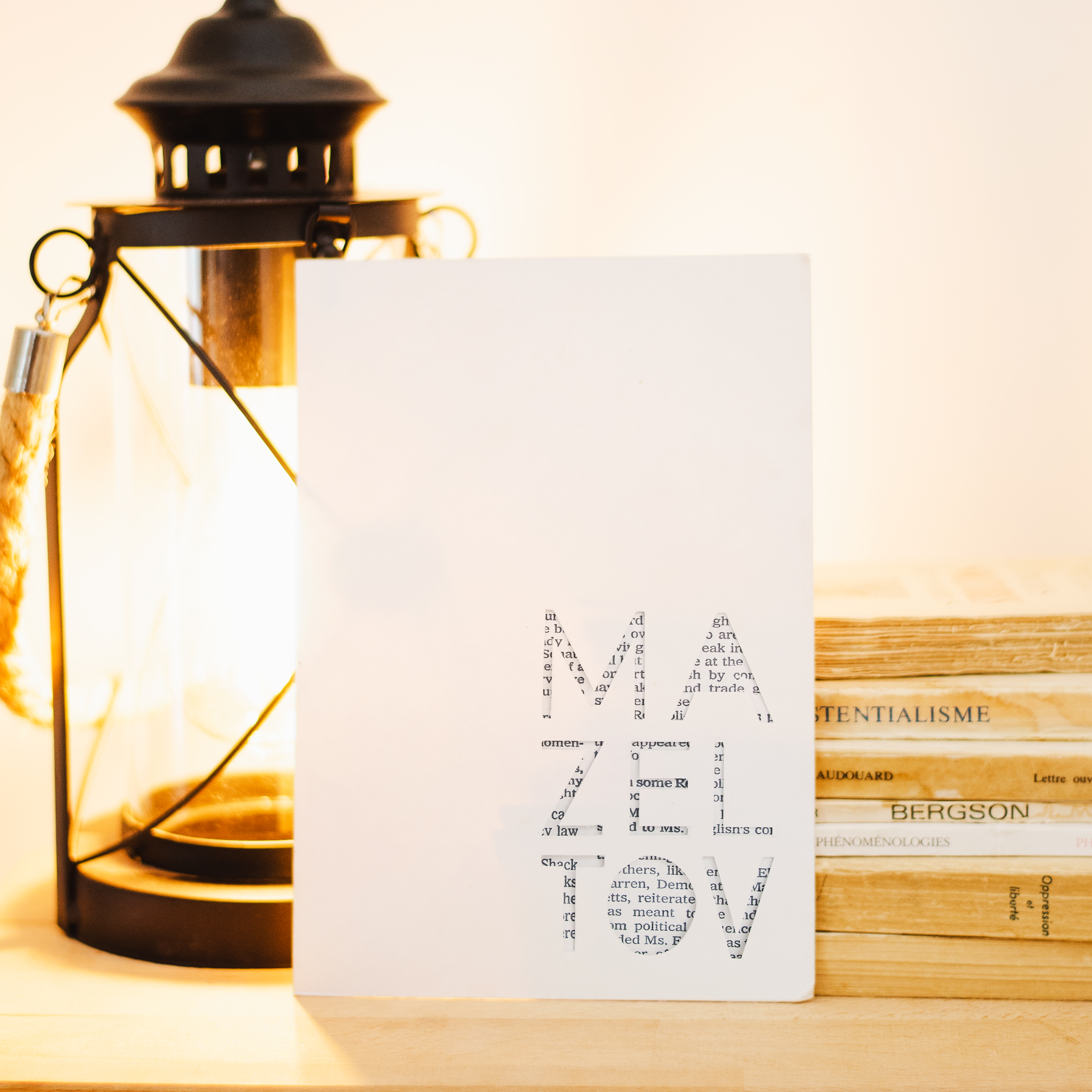 Mazel Tov - Cette invitation met en lumière une clarté graphique : couleur dominante précise, marges équilibrées, typographie nette. Nos créateurs ont privilégié une esthétique premium où l’équilibre est essentiel. Nous assurons la personnalisation sur mesure : vous nous confiez le texte, nous l’intégrons avec précision, ajustons la palette et ajoutons un logo discret. Diffusée exclusivement en numérique, elle atteint vos invités immédiatement. Chaque paramètre – cadence, proportions, contrastes – a été calibré pour garantir fluidité et raffinement. Une correspondance contemporaine, simple et élégante.