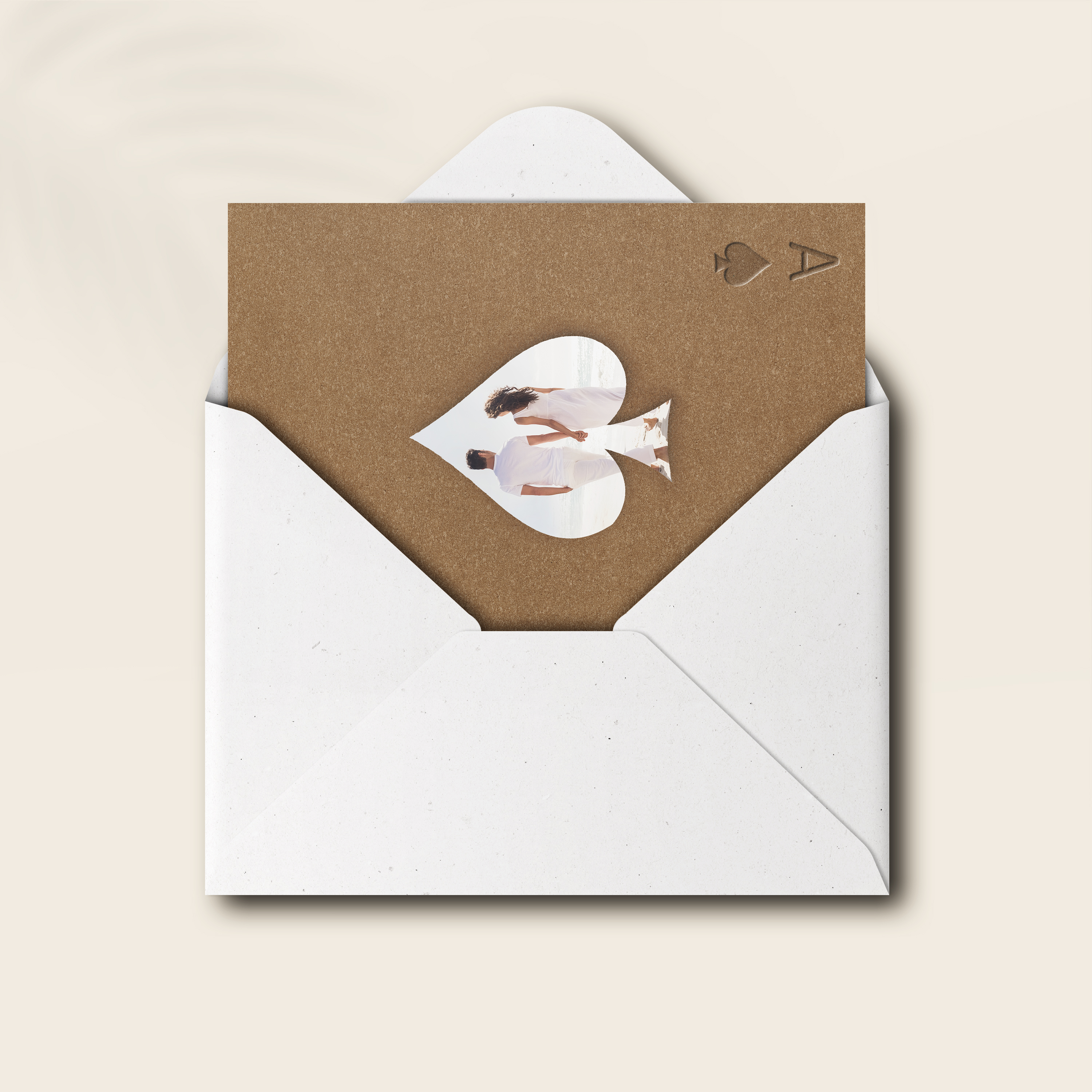 As De Pique - Cette invitation conjugue sobriété graphique et intensité discrète. La couleur principale sert de fil conducteur et met en valeur vos mots dans un cadre maîtrisé. Imaginée par nos illustrateurs, elle illustre une esthétique contemporaine, raffinée et mesurée. Nous prenons en charge la personnalisation complète : intégration du texte, réglage des nuances, ajout éventuel d’un logo discret. Diffusée uniquement en numérique, elle est transmise immédiatement à vos invités. L’ensemble privilégie la retenue et la clarté pour offrir une présence élégante et durable. Une correspondance premium, droite et sobre, idéale pour toutes vos annonces.