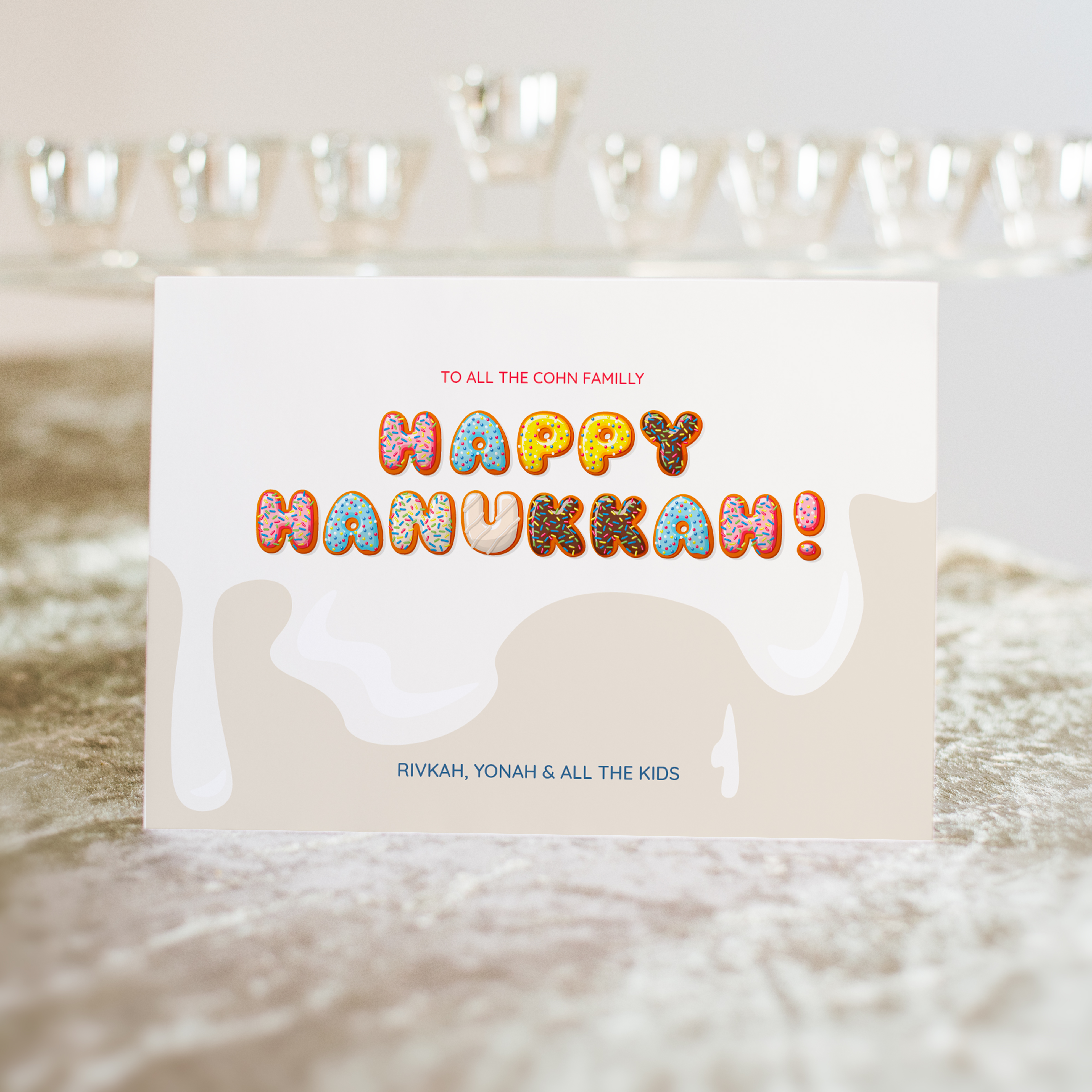 Happy Hanukkah Donut - Cette invitation privilégie une modernité douce : dominante chromatique lumineuse, marges équilibrées, typographie claire. Nos créateurs ont conçu une esthétique premium qui associe sobriété et raffinement. Nous assurons la personnalisation sur mesure : intégration de votre texte, réglage des nuances, ajout discret d’un logo. 100% digitale, elle atteint vos invités instantanément. Chaque paramètre – hiérarchie, proportions, contrastes – a été pensé pour préserver fluidité et élégance. Une correspondance contemporaine, fiable et posée.